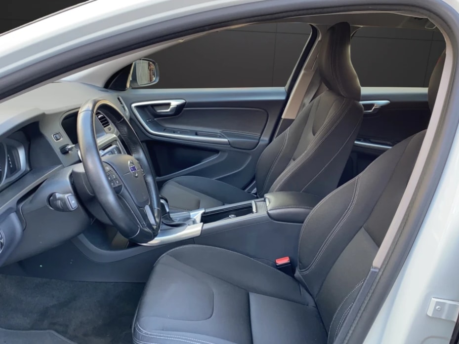 VOLVO V60 D4 Kinetic Geartronic-image-8