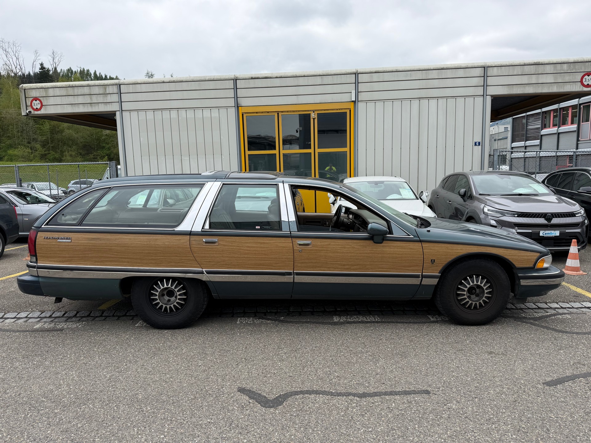 BUICK "UFO" !! ROUDMASTER KOMBI 5.7 LITER V8. MIT 8 PLÄTZE. SEHR SELTEN. ZUM AUFBEREITEN 4`500.- AB PLATZ.