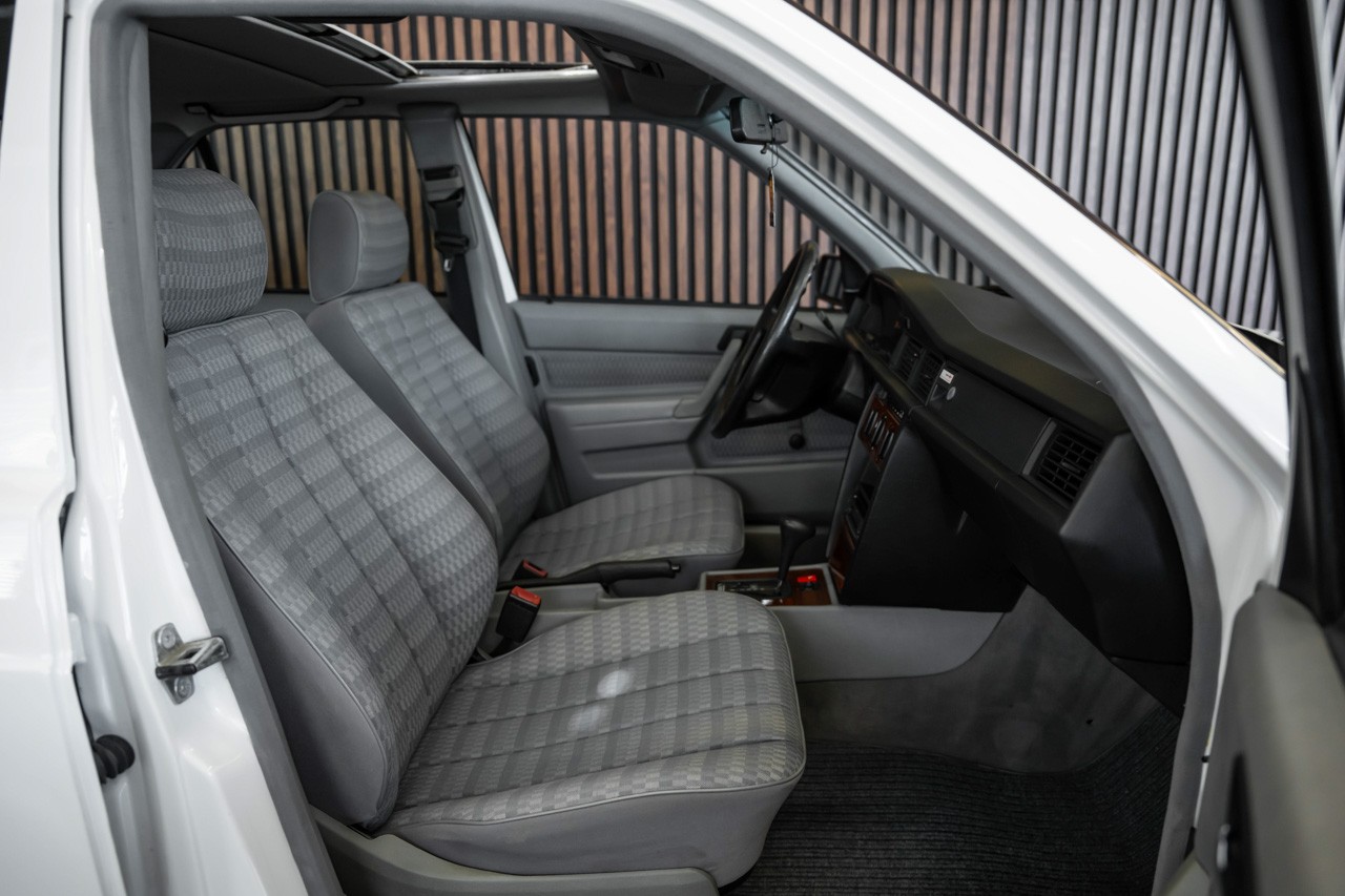 MERCEDES-BENZ 190 E 2.0-image-15