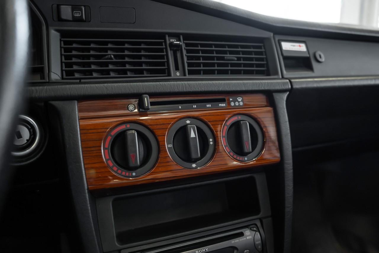 MERCEDES-BENZ 190 E 2.0-image-23