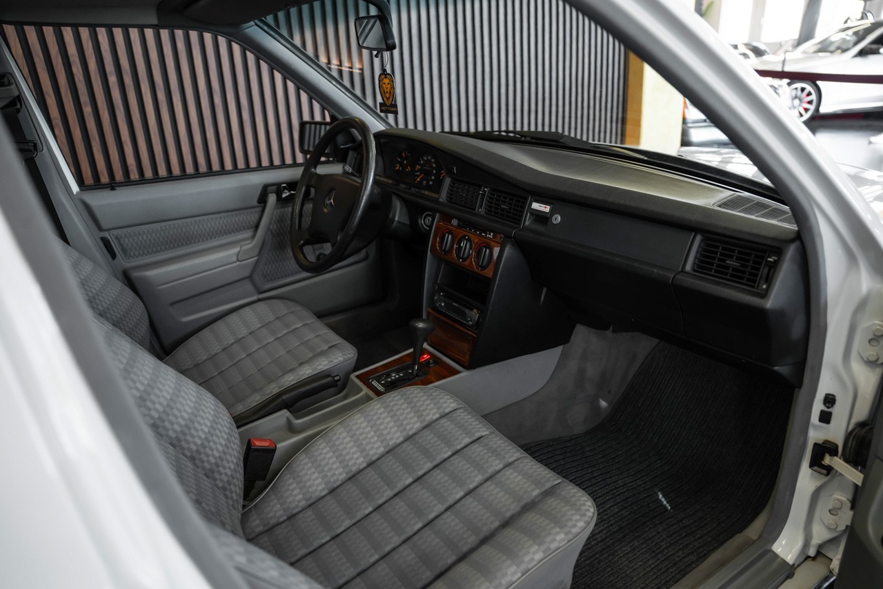 MERCEDES-BENZ 190 E 2.0-image-14