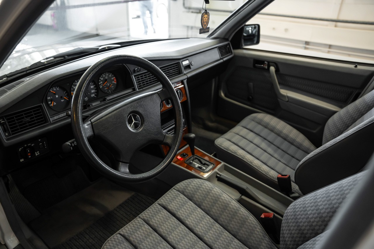 MERCEDES-BENZ 190 E 2.0-image-12