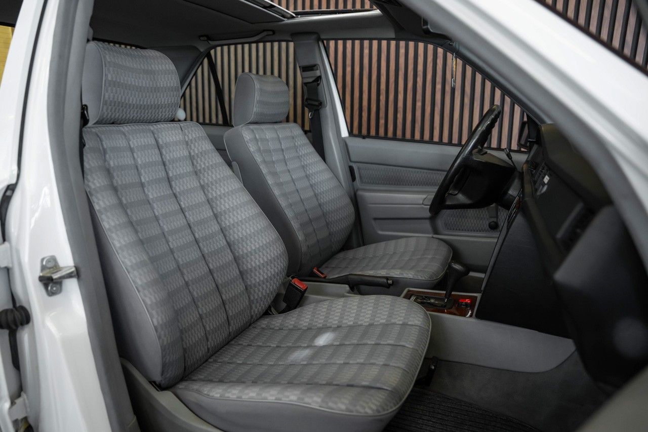MERCEDES-BENZ 190 E 2.0-image-16
