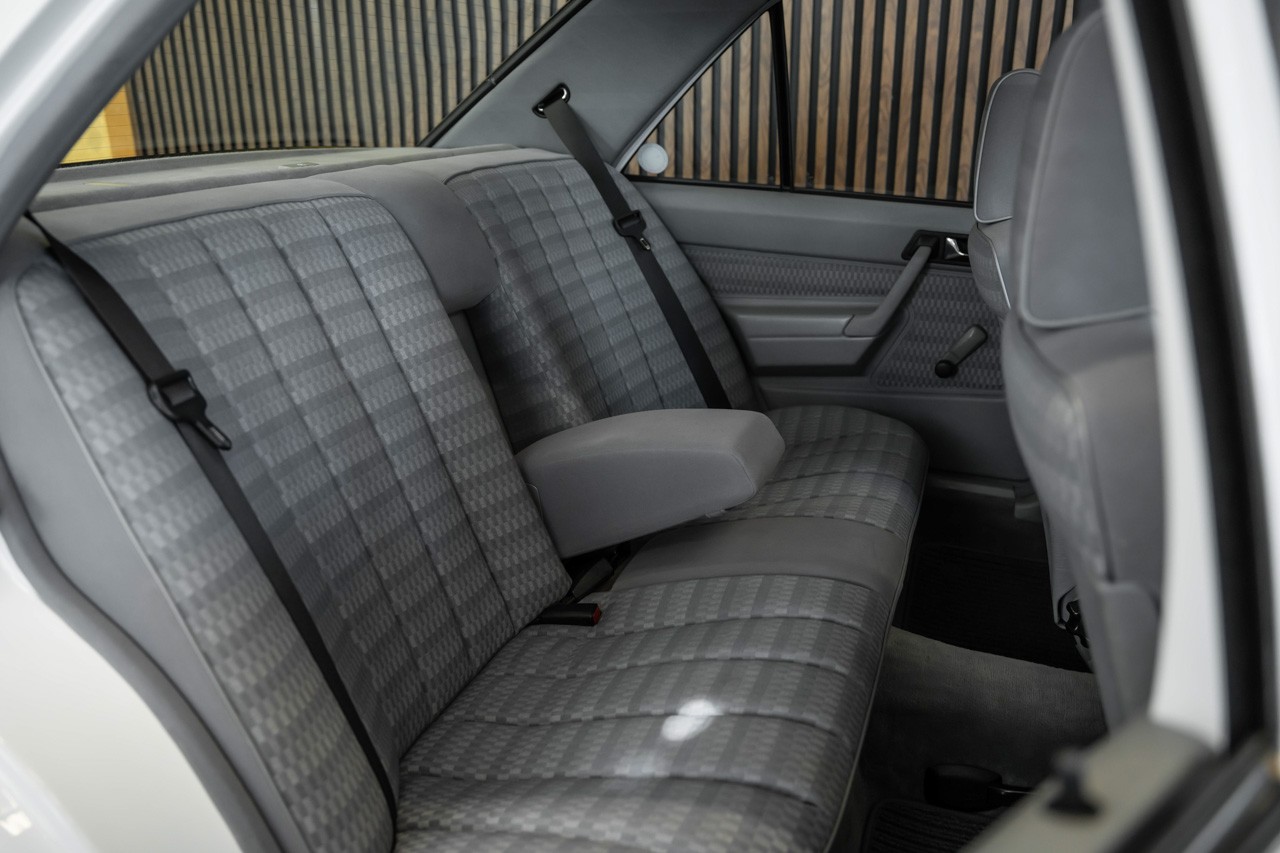 MERCEDES-BENZ 190 E 2.0-image-18