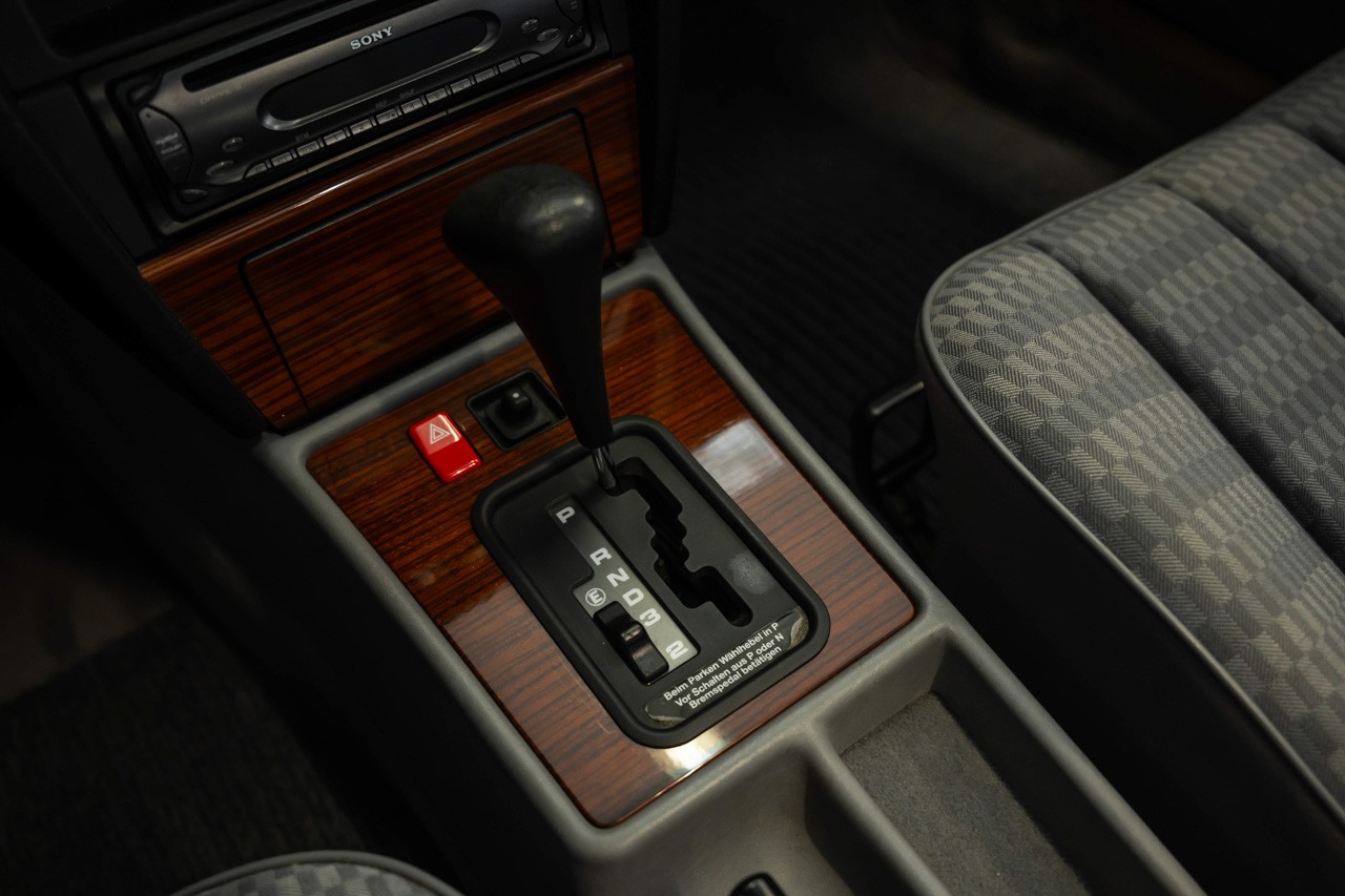 MERCEDES-BENZ 190 E 2.0-image-25