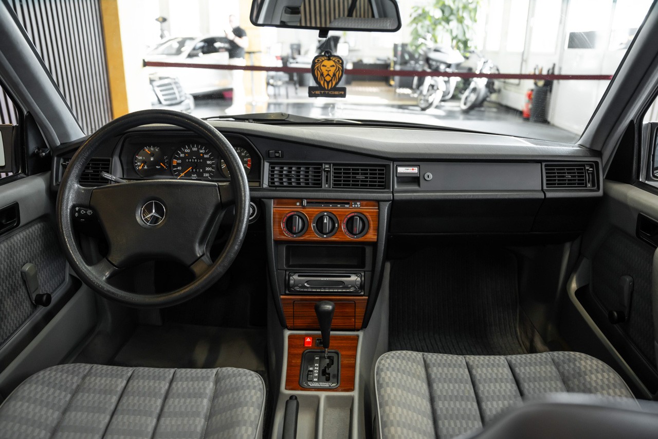 MERCEDES-BENZ 190 E 2.0-image-11