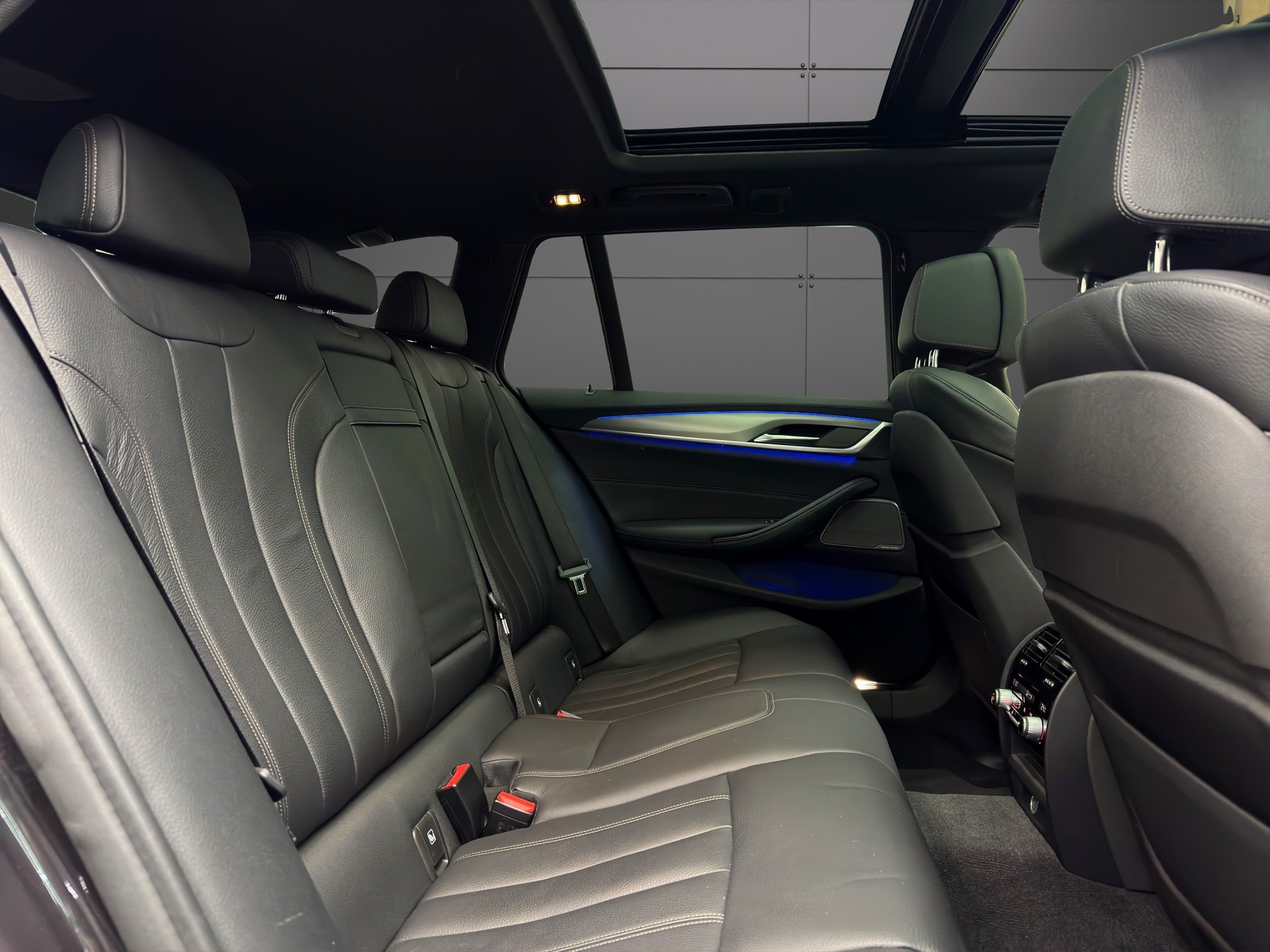 BMW 540d xDrive Touring Steptronic M Sport-image-14