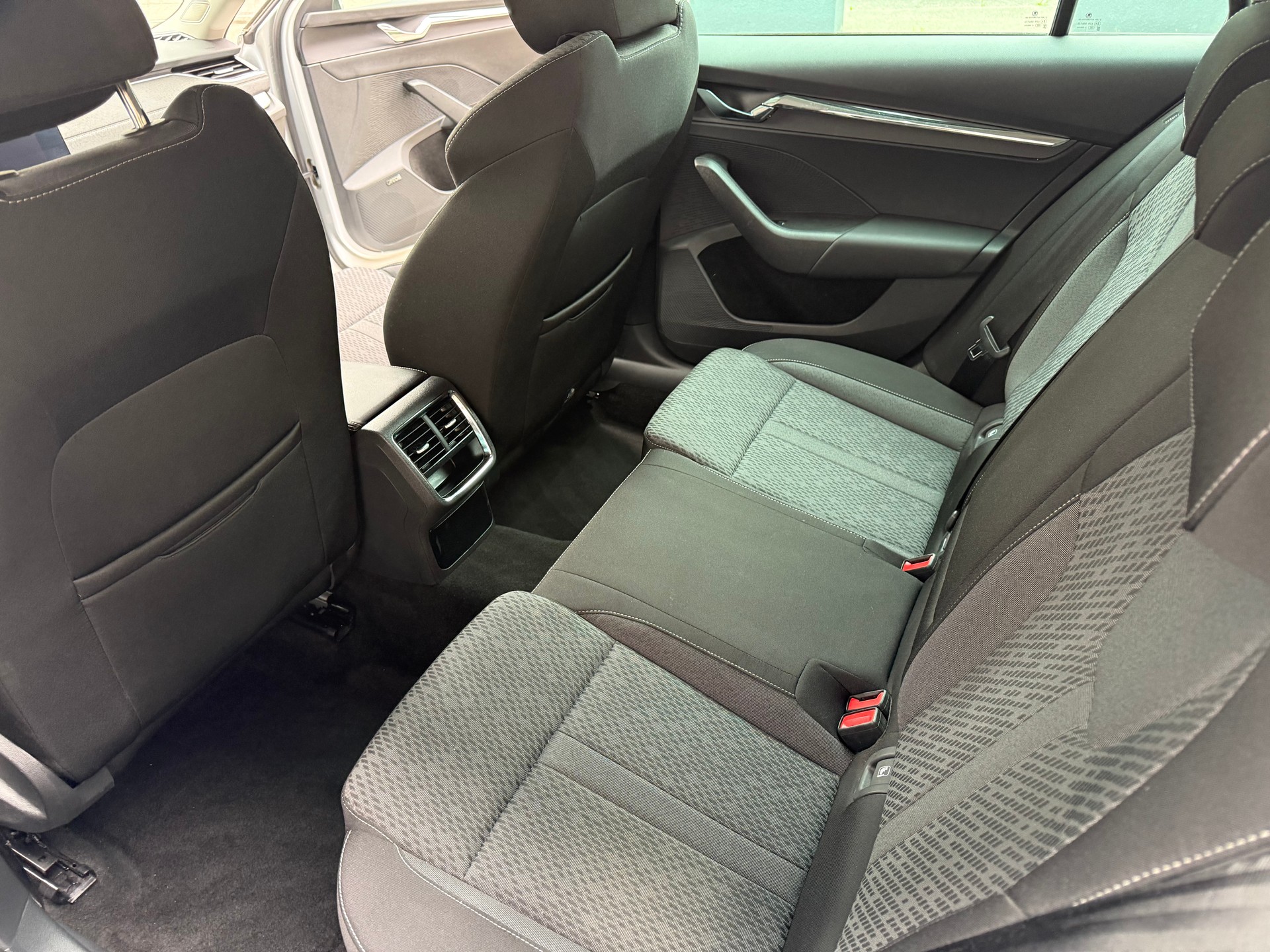 SKODA Octavia Combi 2.0 TDI DSG Style 4x4-image-17