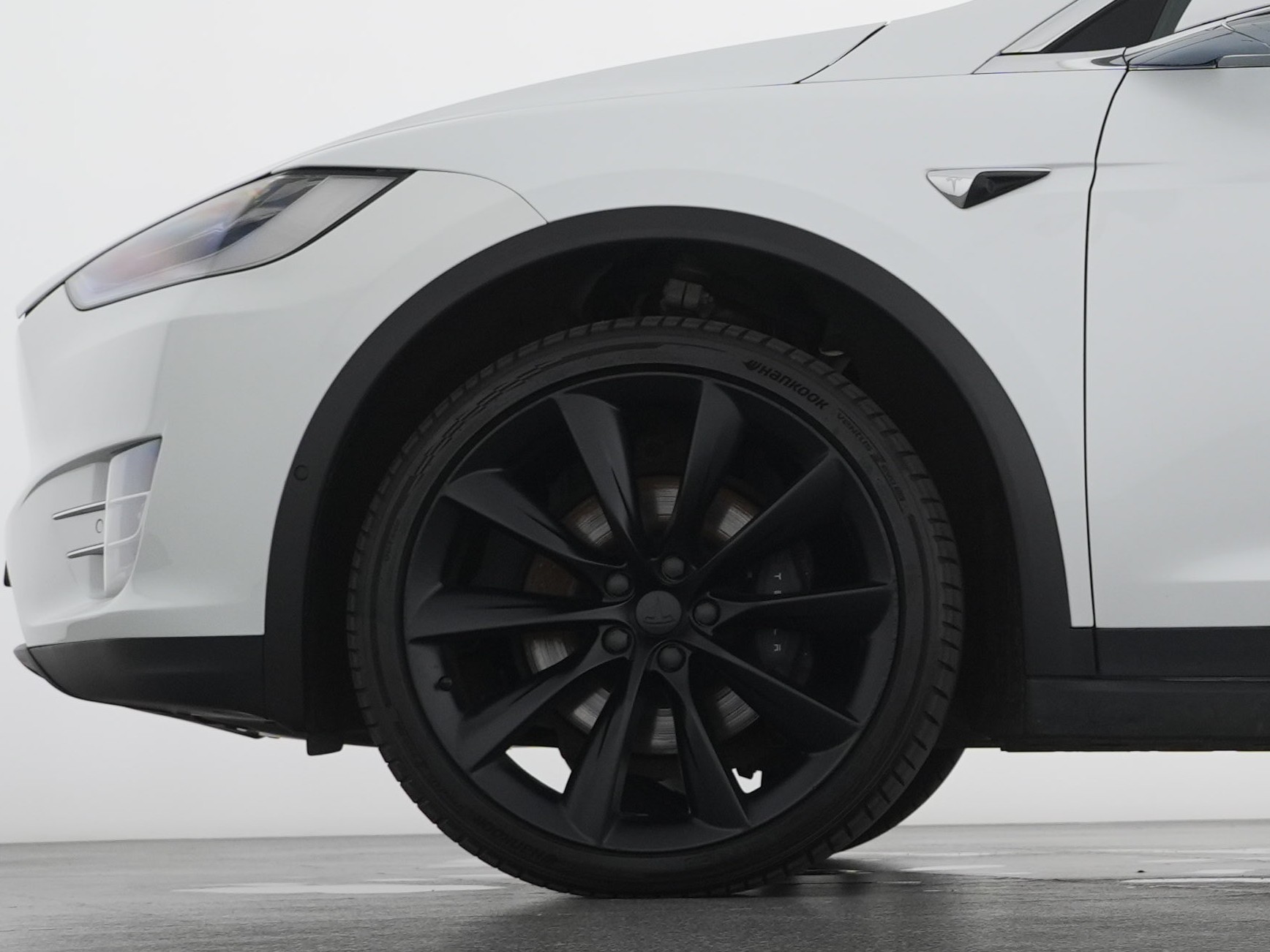 TESLA Model X Long Range Maximale-Reichweite-showroom-element-2
