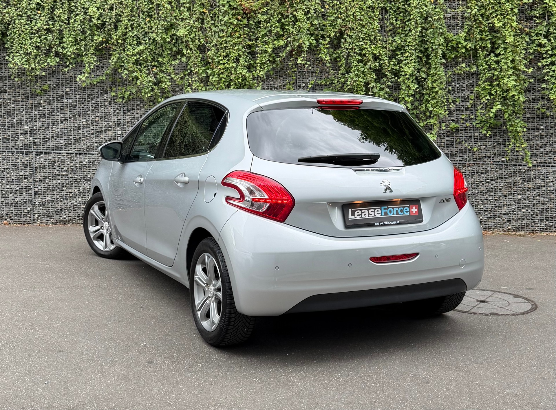 PEUGEOT 208 1.6 VTI Intuitive 1 Jahr Garantie-image-2
