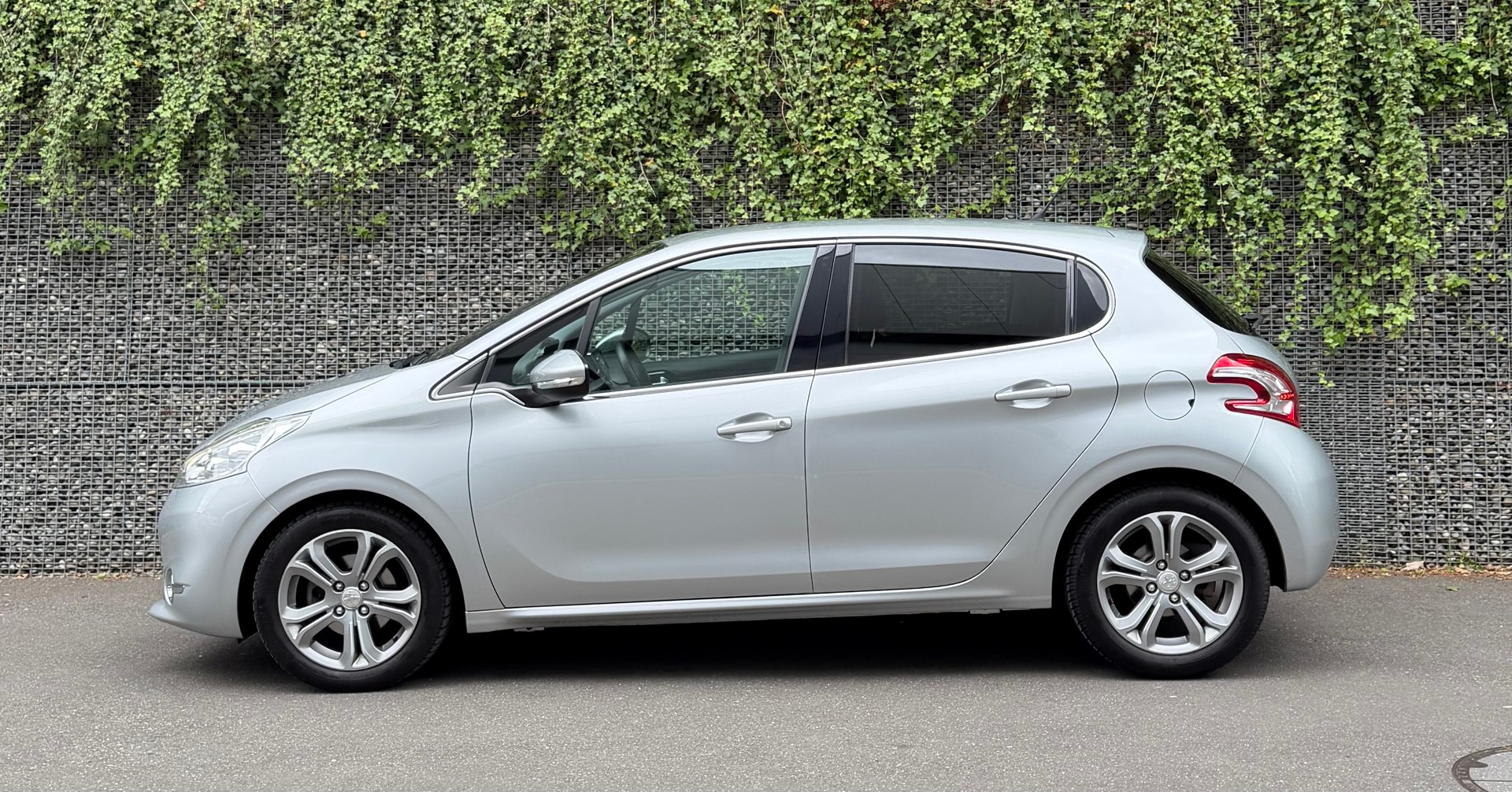 PEUGEOT 208 1.6 VTI Intuitive 1 Jahr Garantie-image-1