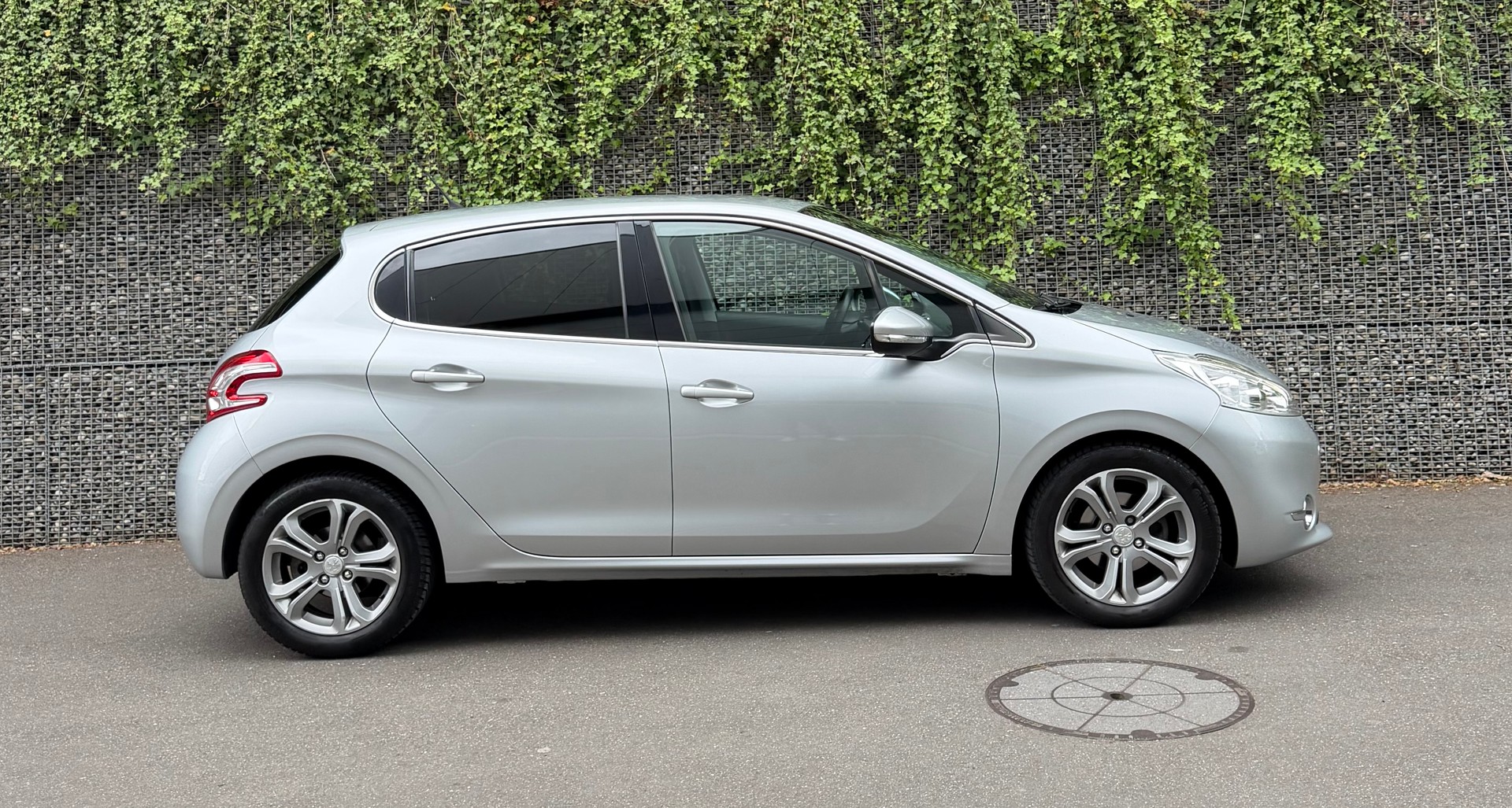 PEUGEOT 208 1.6 VTI Intuitive 1 Jahr Garantie-image-5