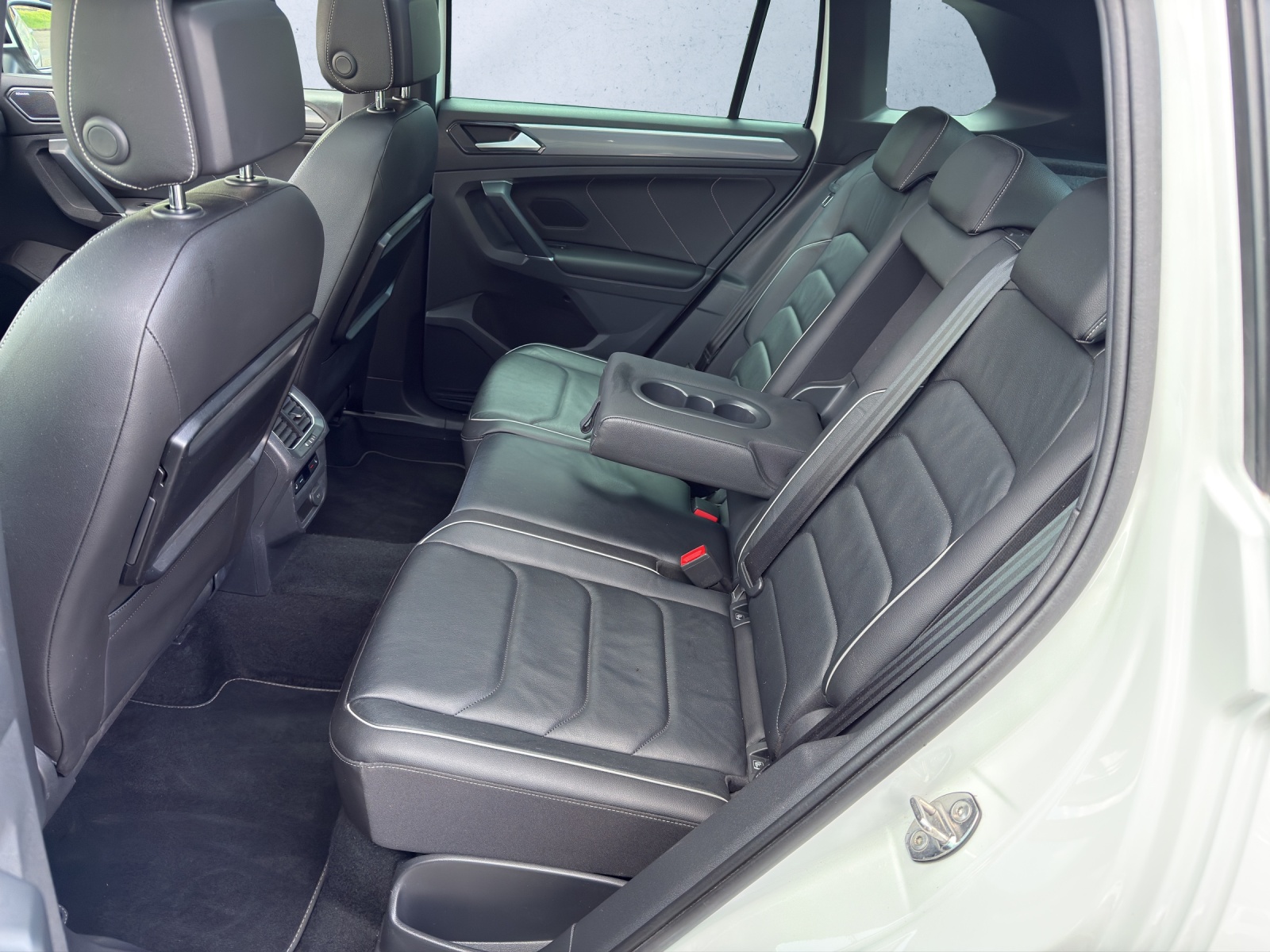 VW Tiguan 2.0TSI Highline *R-LINE* 4Motion* 220PS*-image-18