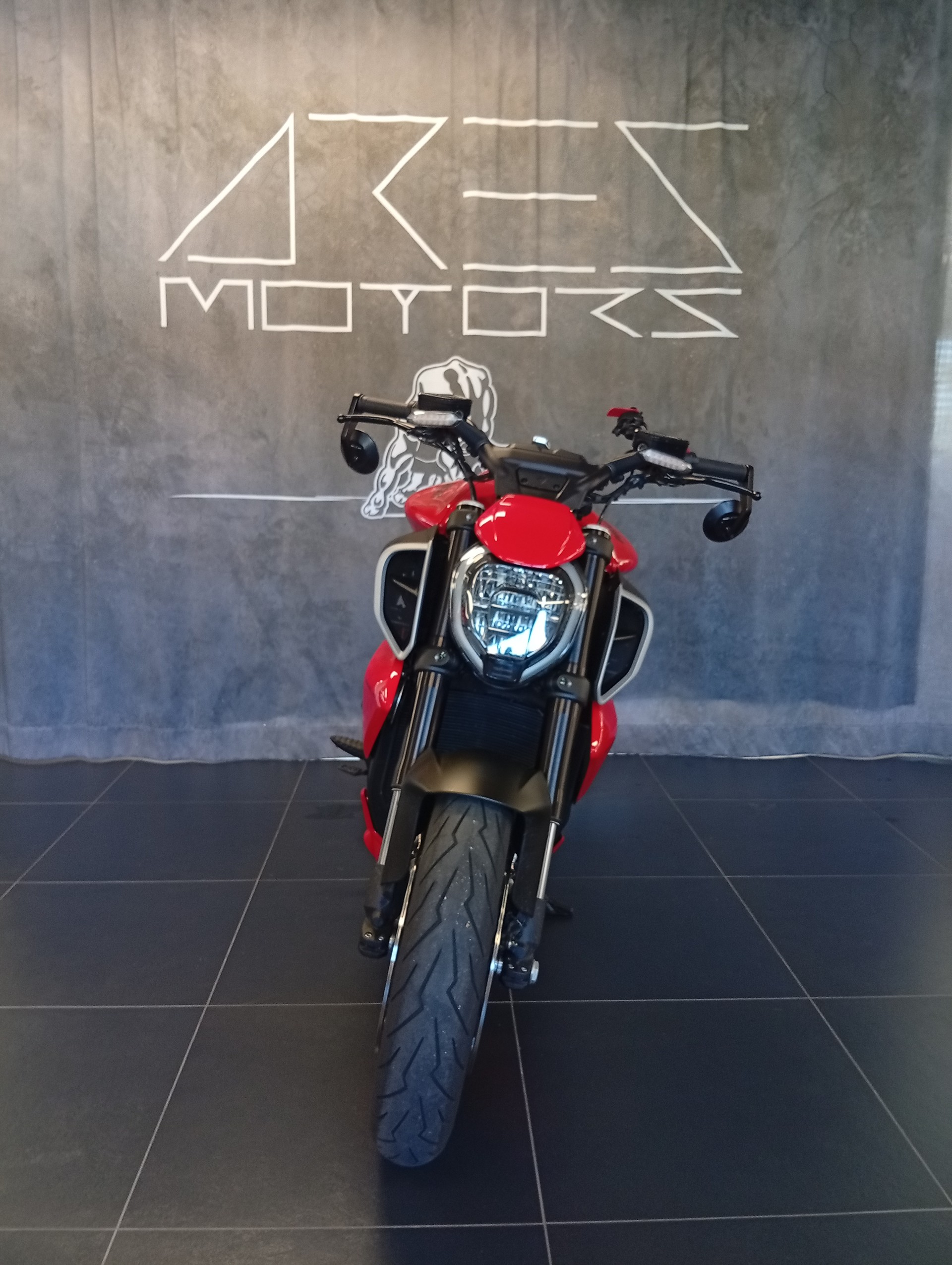 DUCATI Diavel V4-showroom-element-2