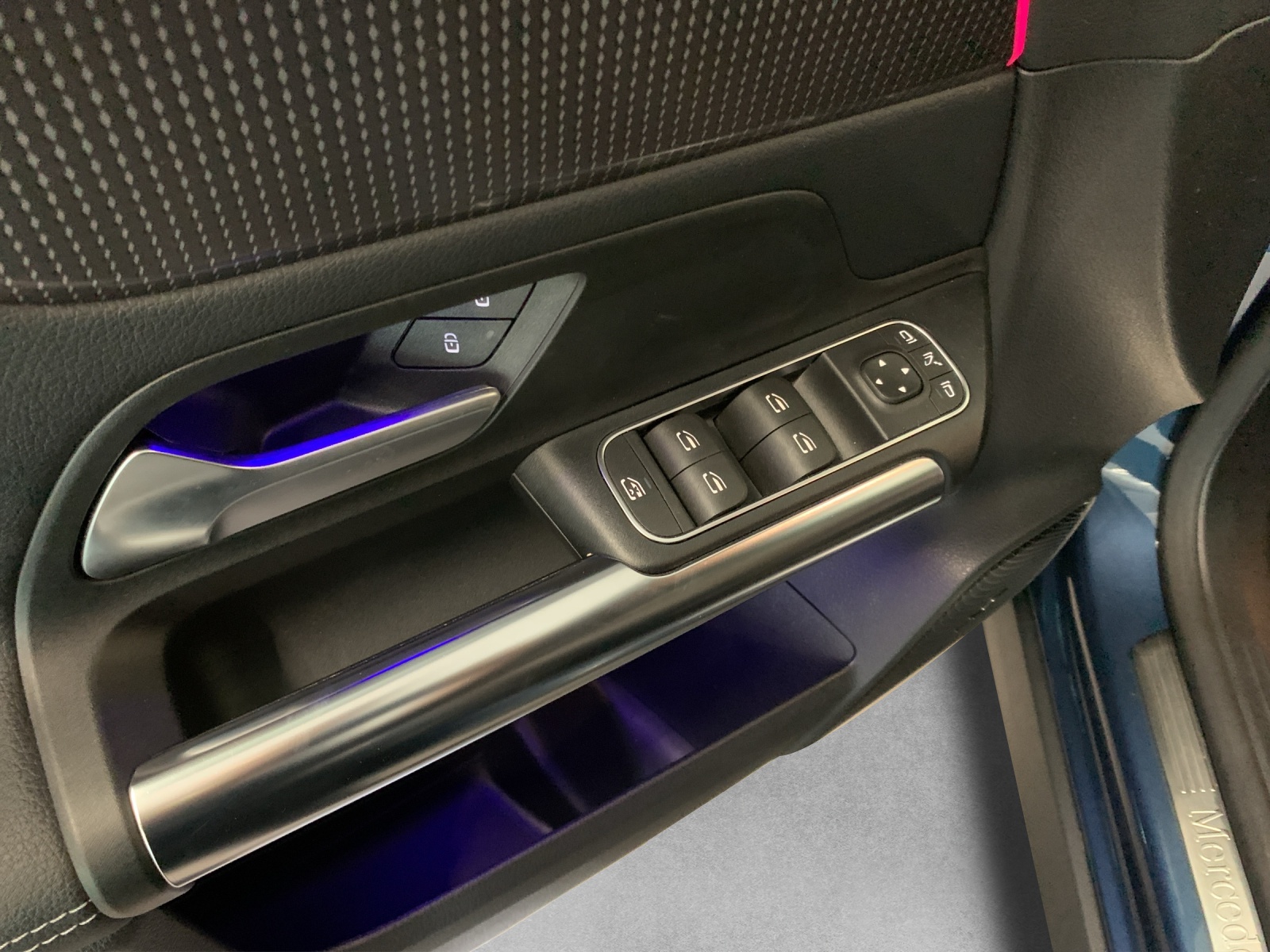 MERCEDES-BENZ EQA 250-image-10