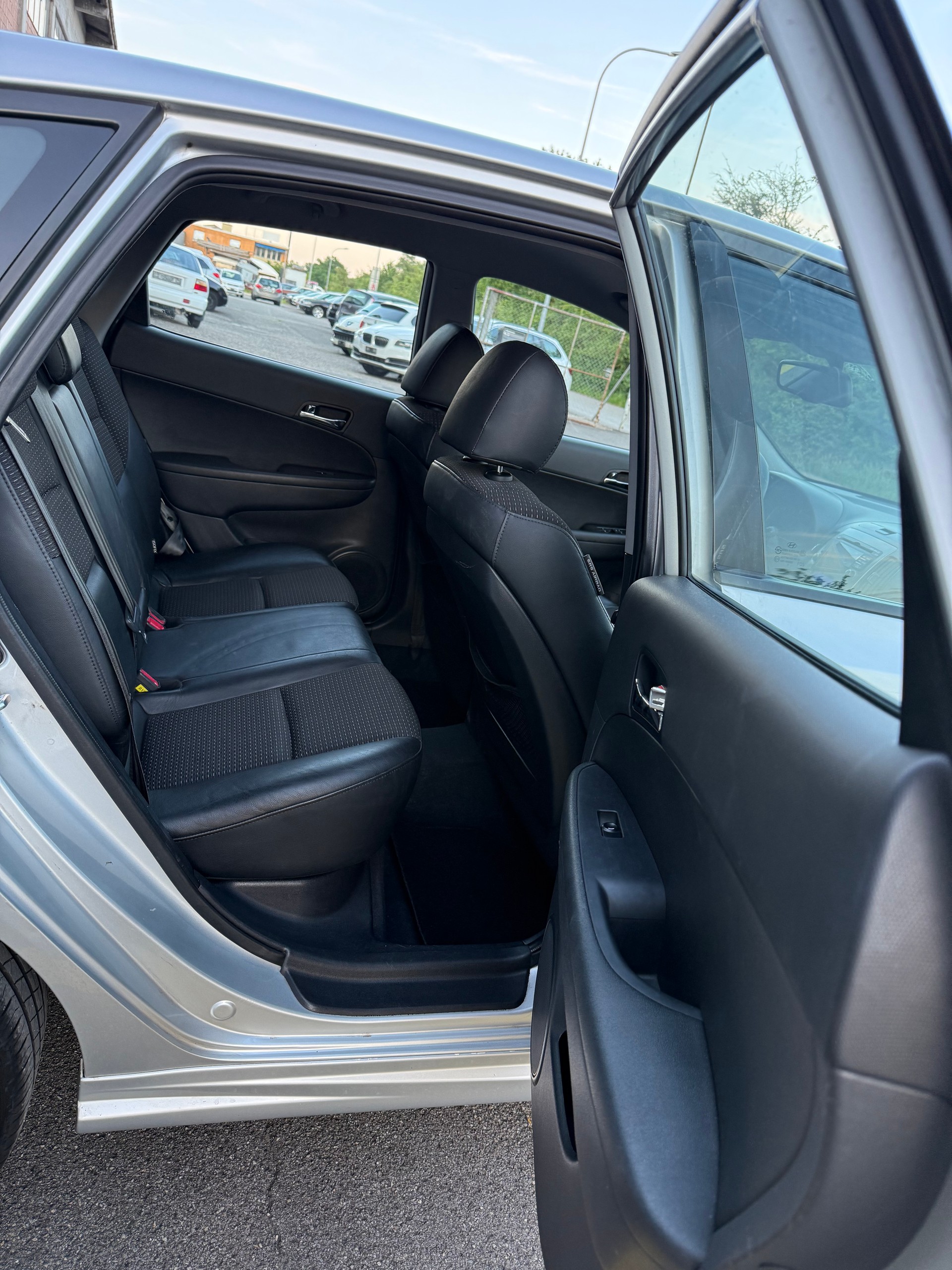 HYUNDAI i30 2.0 Premium-image-10