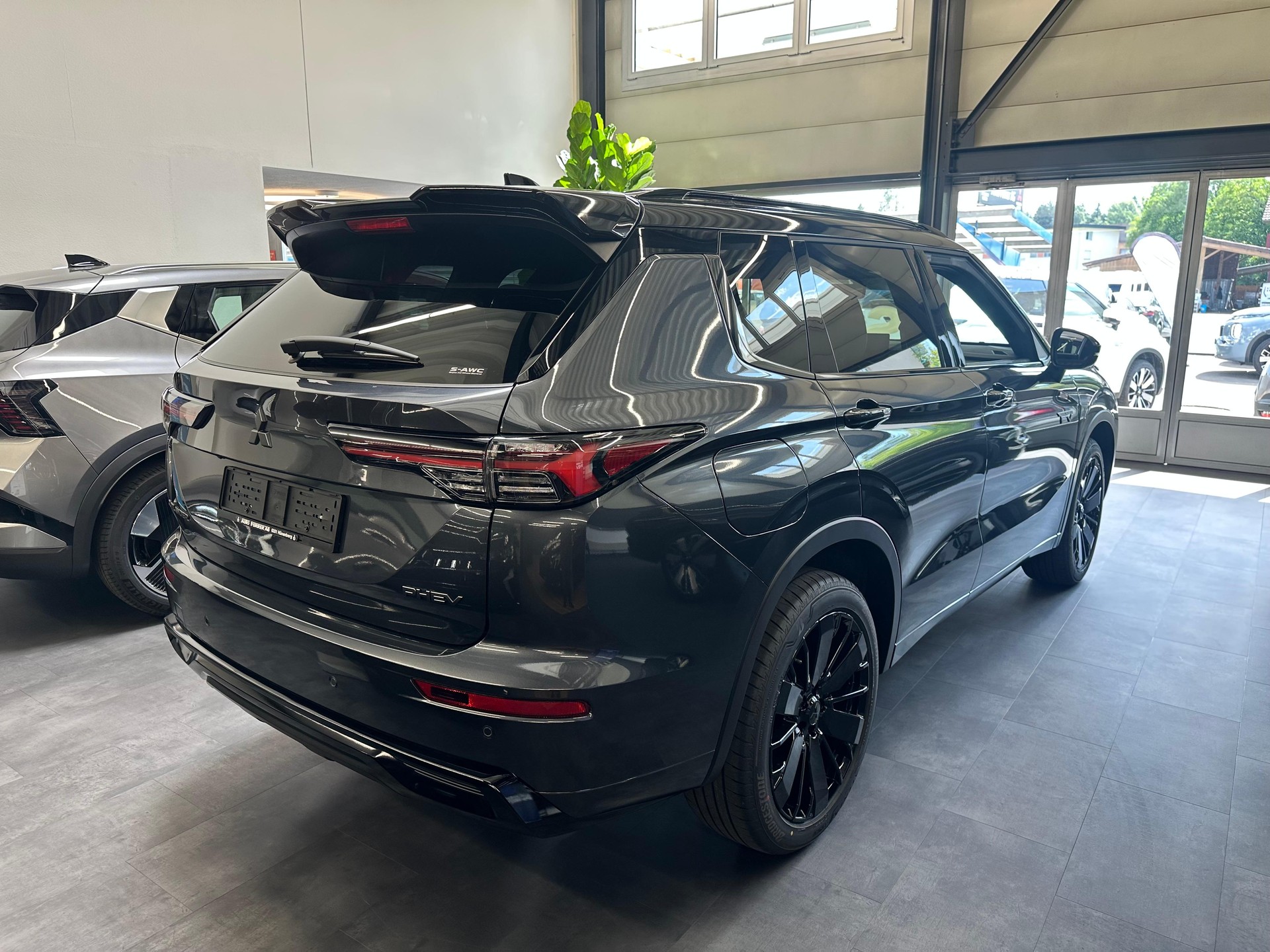 MITSUBISHI Outlander 2.4 PHEV Sport 4x4-showroom-element-2