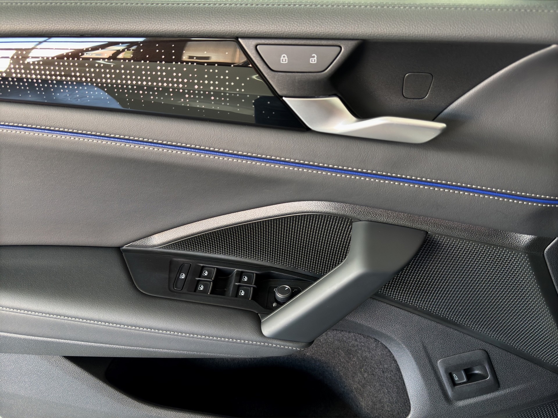 VW Tiguan 2.0 TSI DSG R-Line 4M. "Leder Varenna-Pano-360°Kamera-Black Style"-image-9