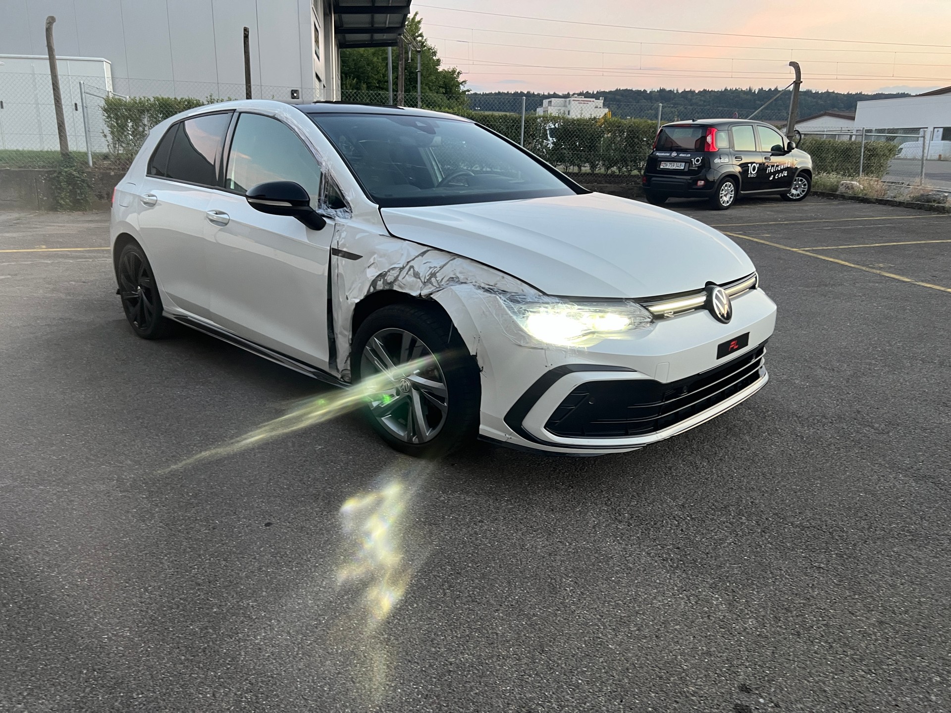VW Golf 1.5 eTSI mHEV ACT R-Line DSG-showroom-element-1