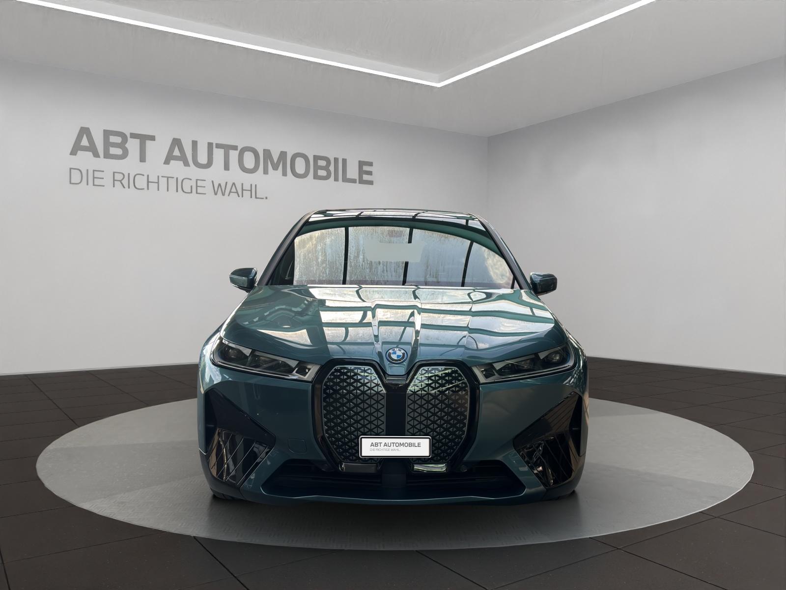 BMW iX xDrive50-showroom-element-1