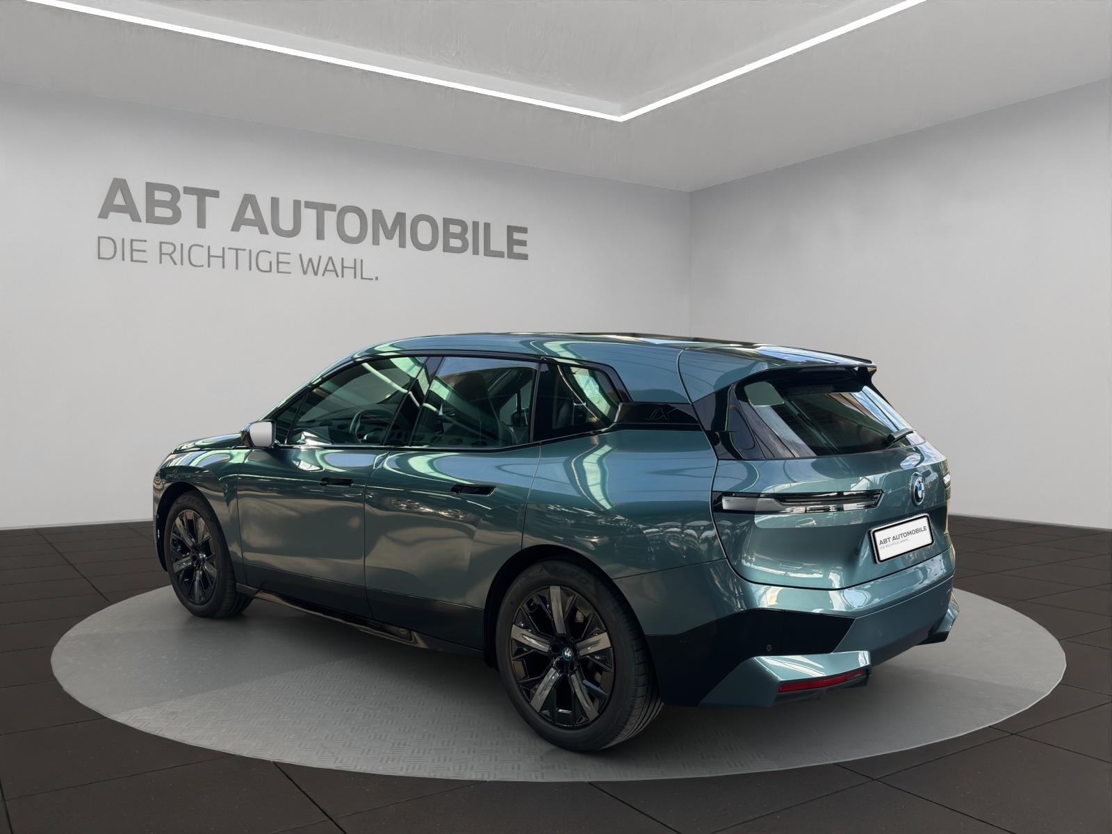 BMW iX xDrive50-showroom-element-3