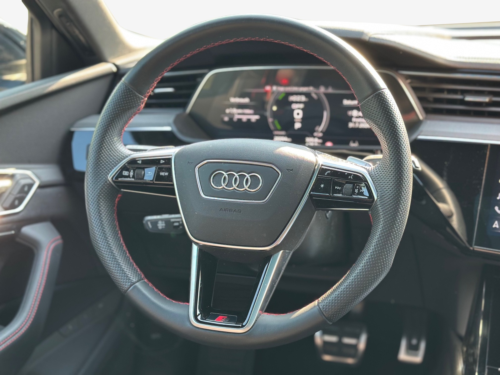 AUDI Q8 55 e-tron Black Edition quattro-image-10