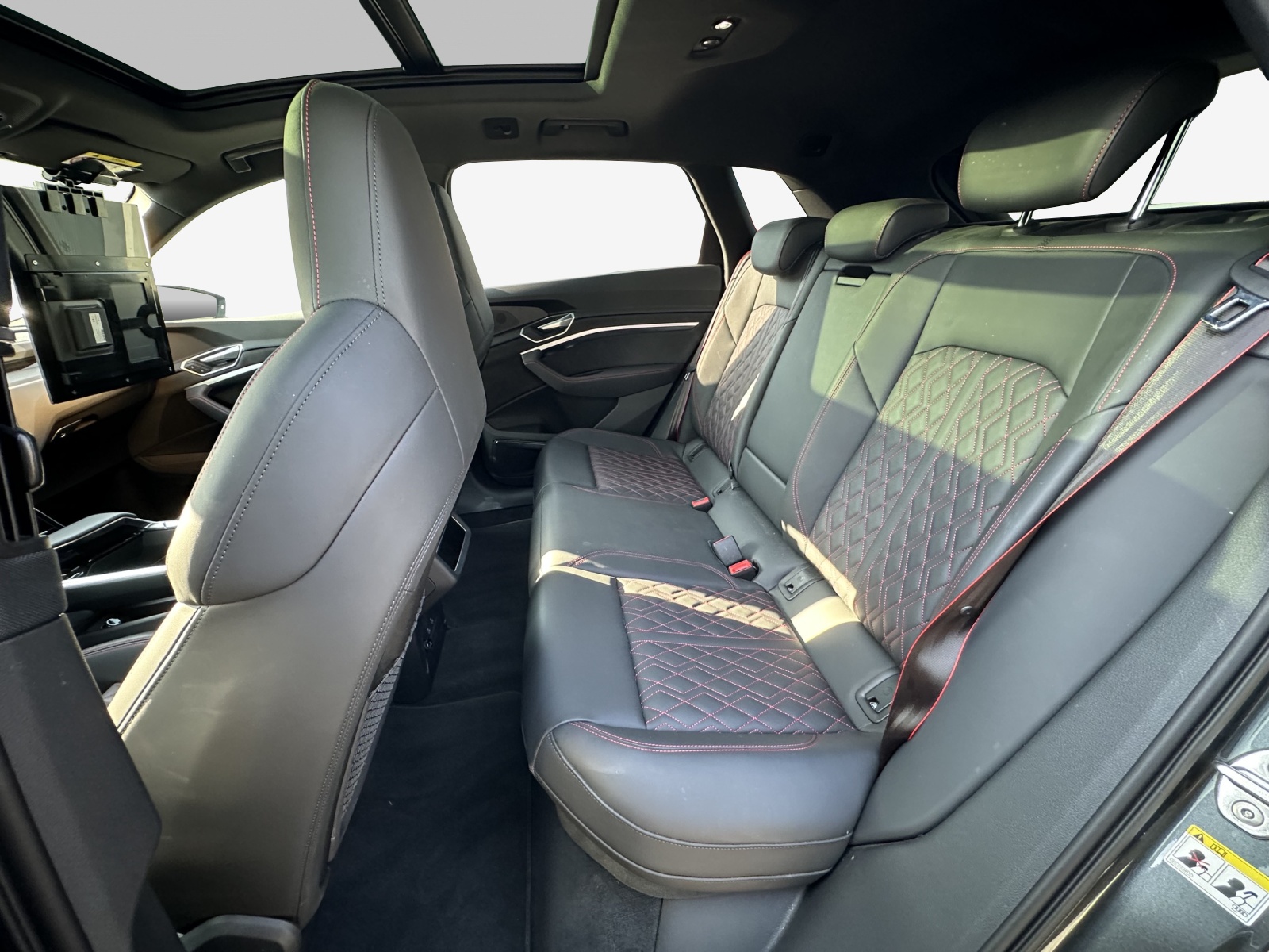 AUDI Q8 55 e-tron Black Edition quattro-image-12