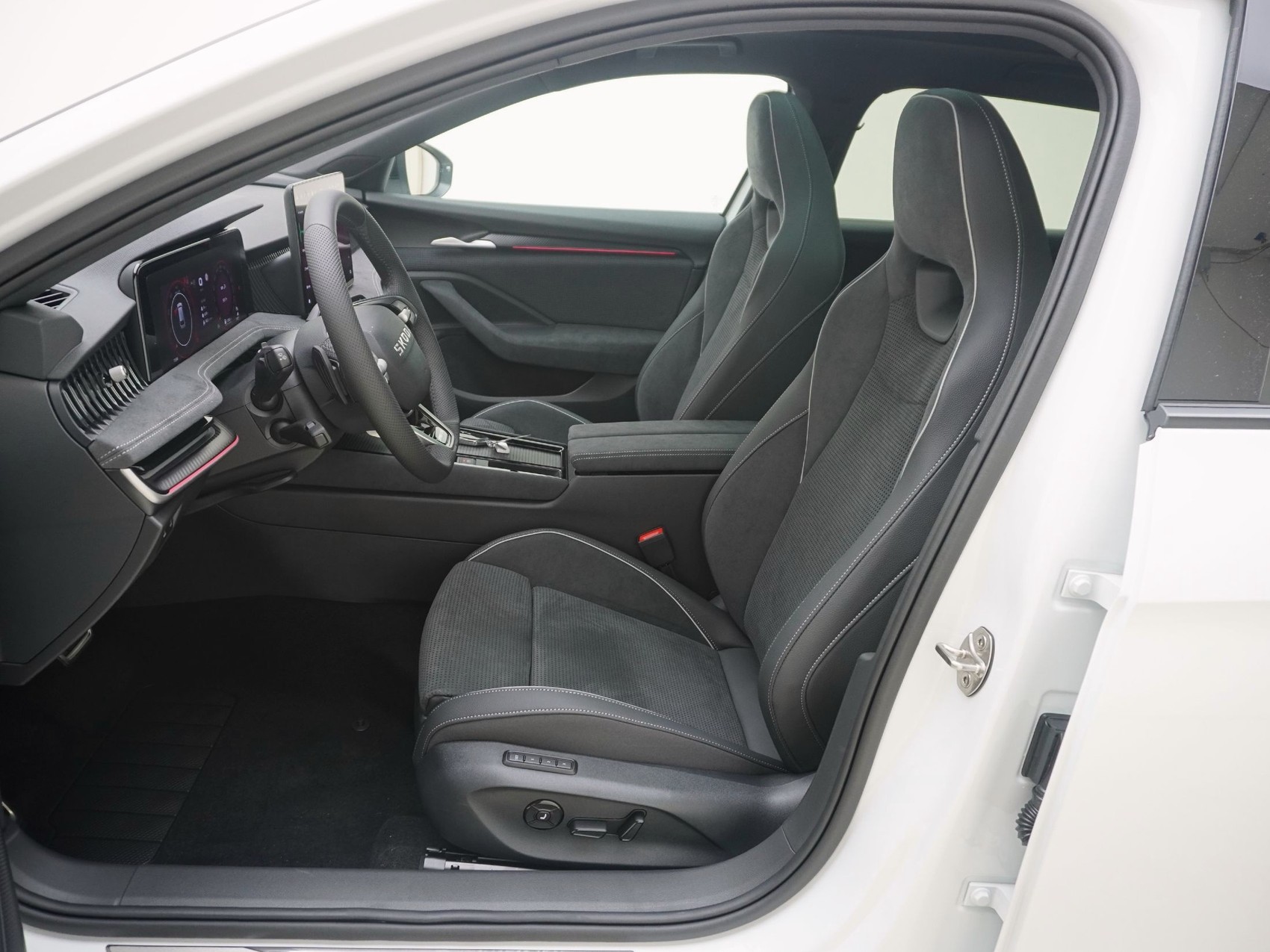 SKODA Superb 2.0 TDI Sportline 4x4 DSG-image-12