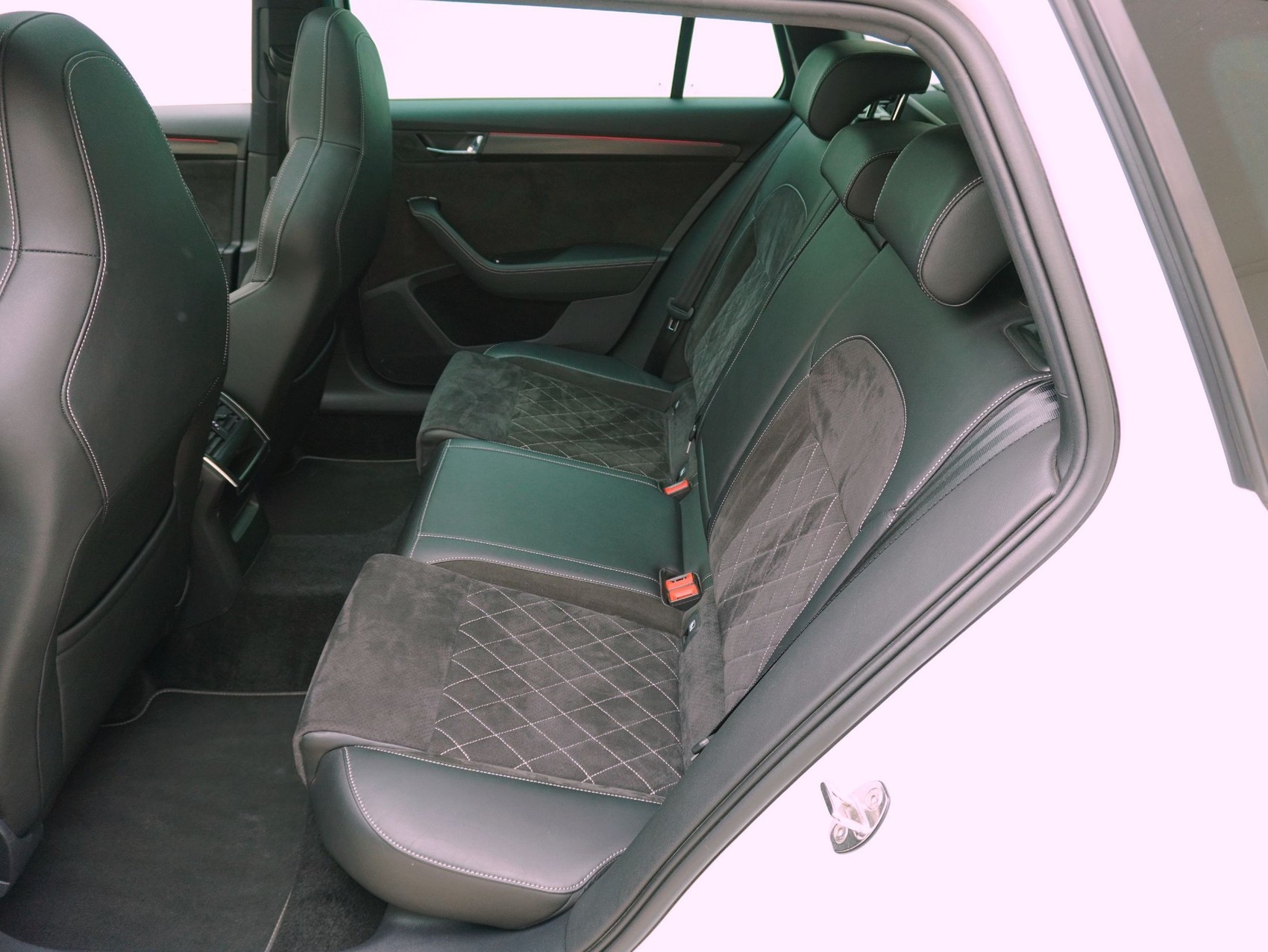 SKODA Superb Combi 2.0 TSI DSG Sport Line 4x4-image-11
