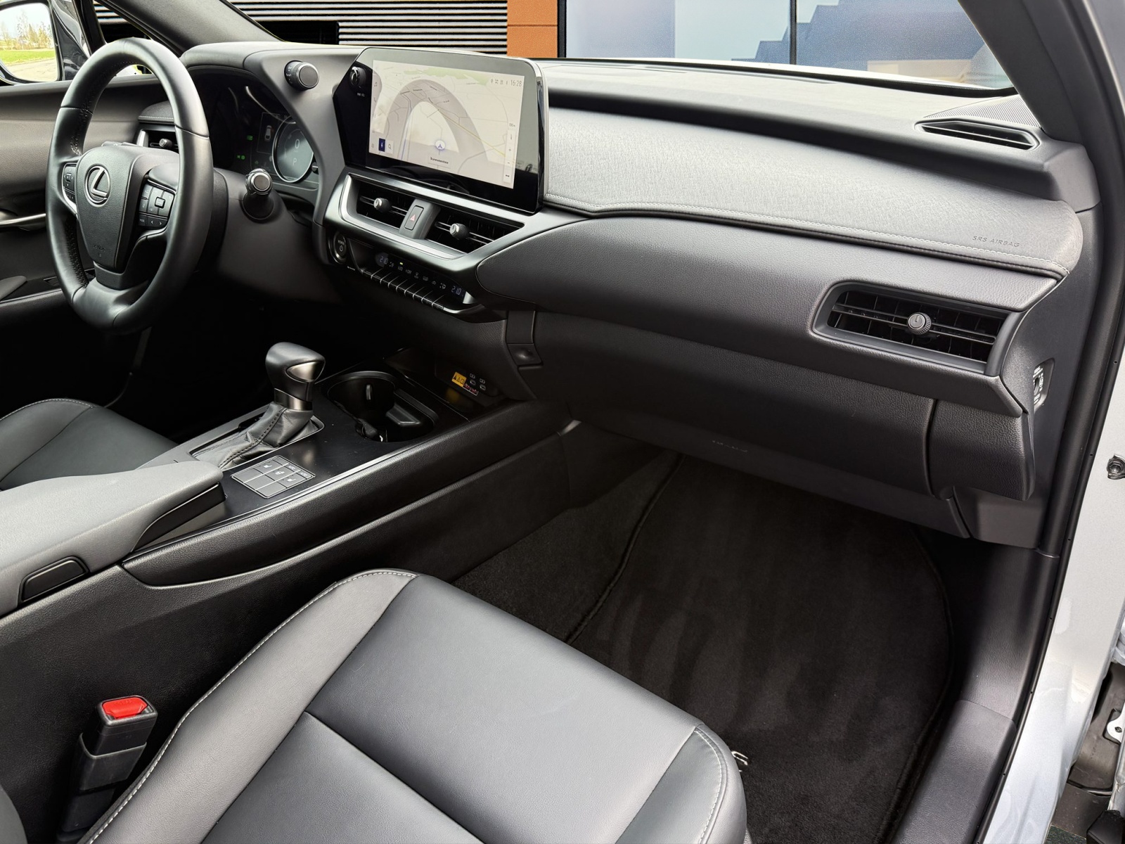 LEXUS UX 250h F-Line / CH Auslieferung-image-14