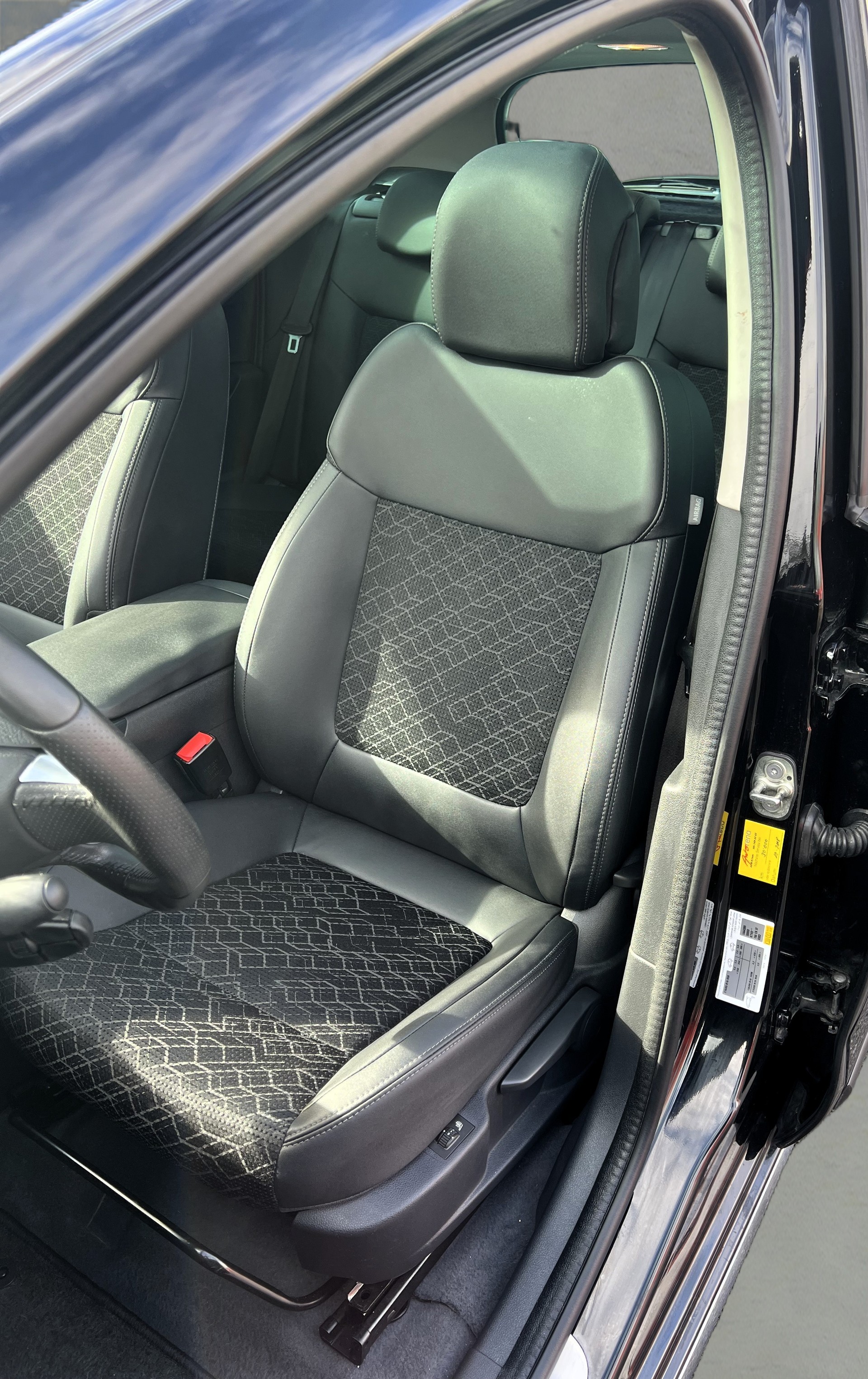 PEUGEOT 3008 2.0 Blue HDI Allure-image-12