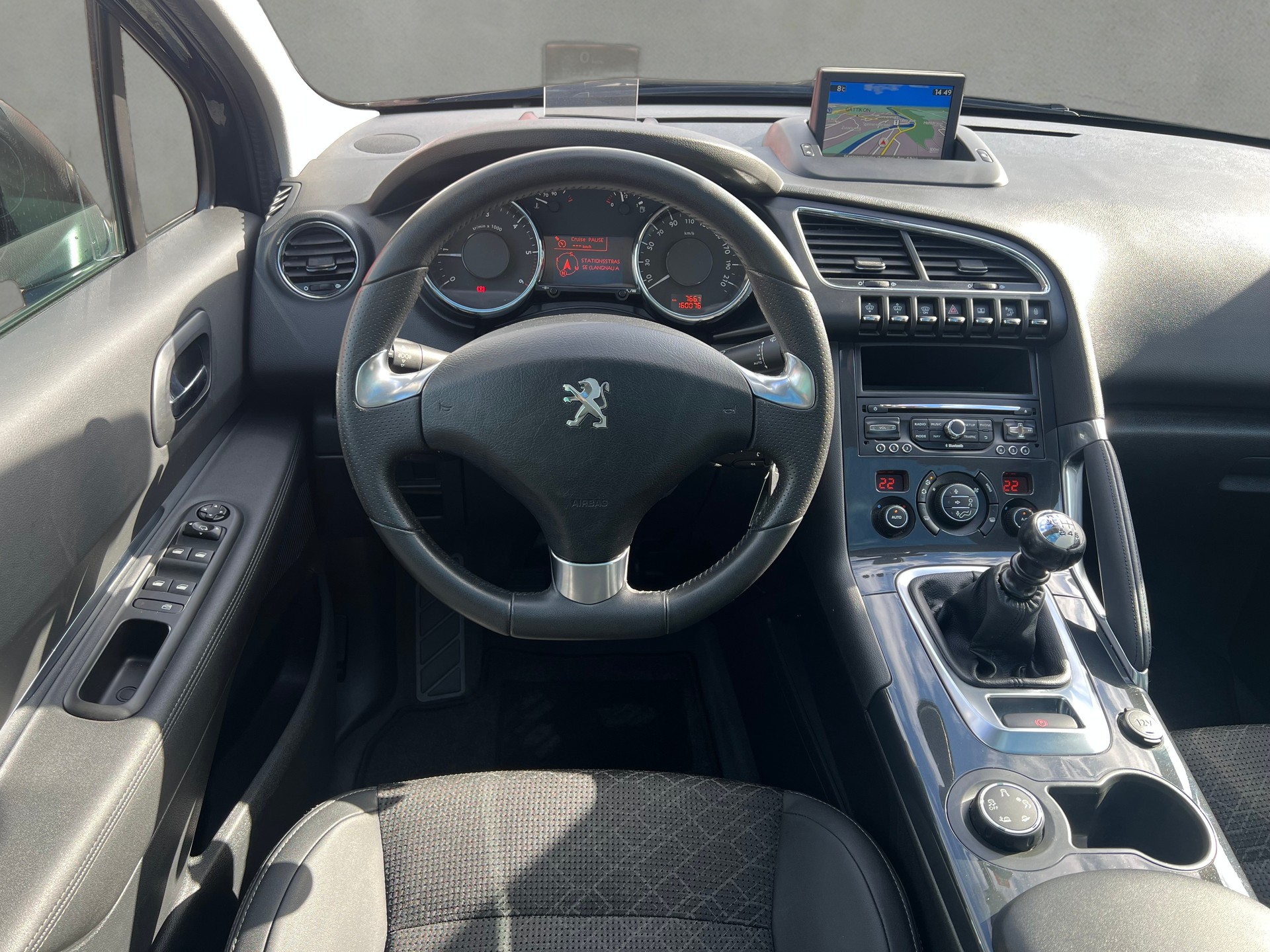 PEUGEOT 3008 2.0 Blue HDI Allure-image-15