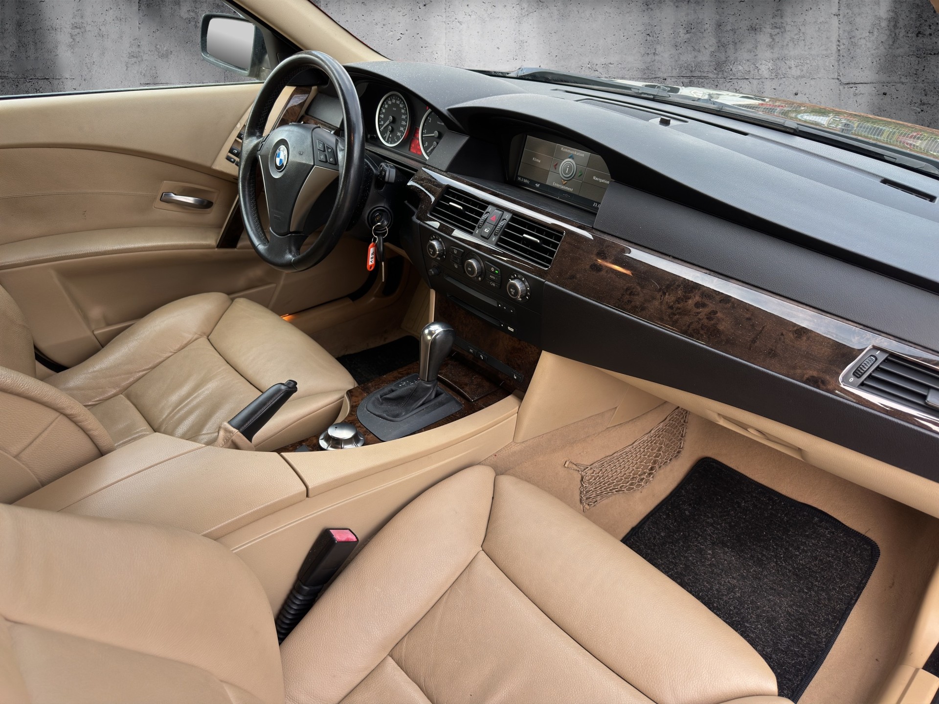 BMW 545i-image-9