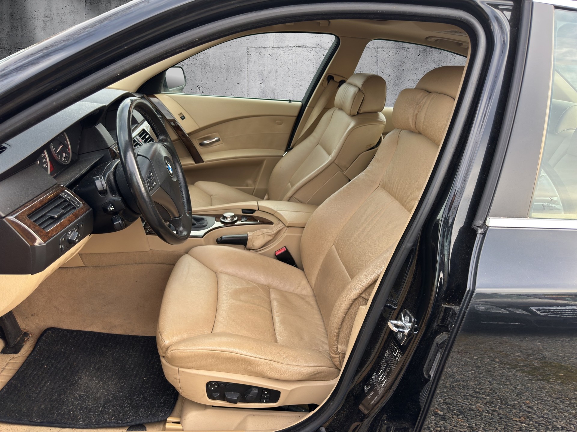 BMW 545i-image-10
