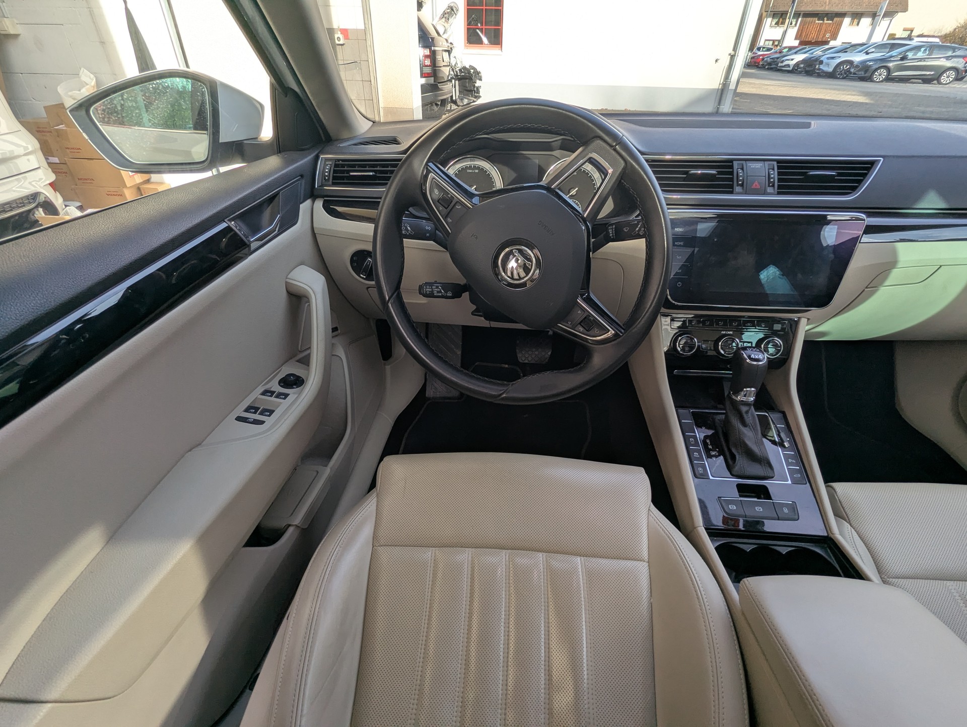 SKODA Superb Combi 2.0 TDi L&K 4x4 DSG-image-12