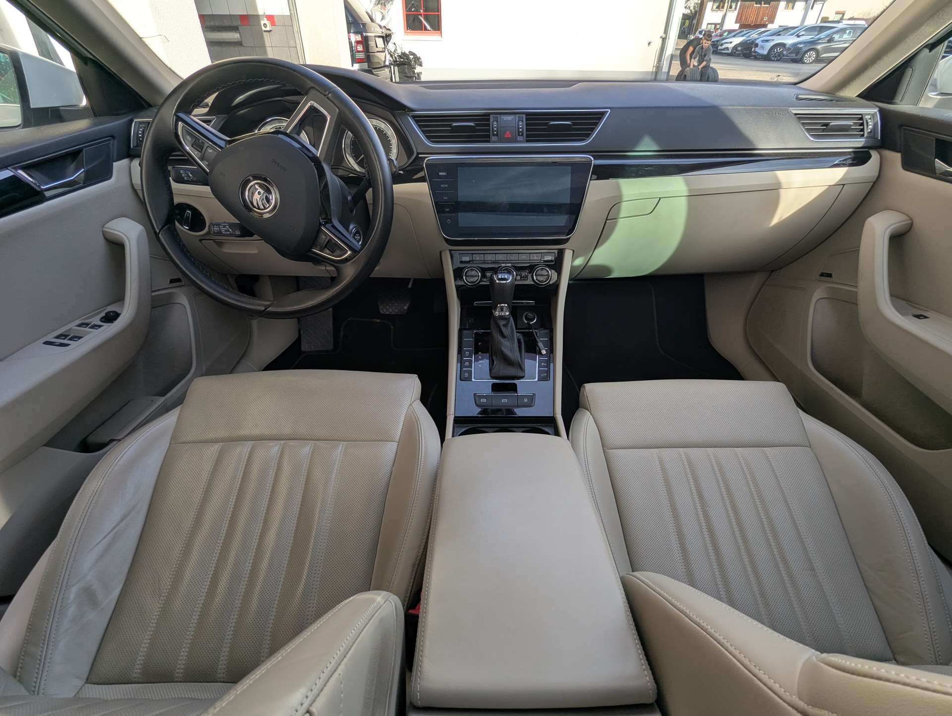SKODA Superb Combi 2.0 TDi L&K 4x4 DSG-image-11