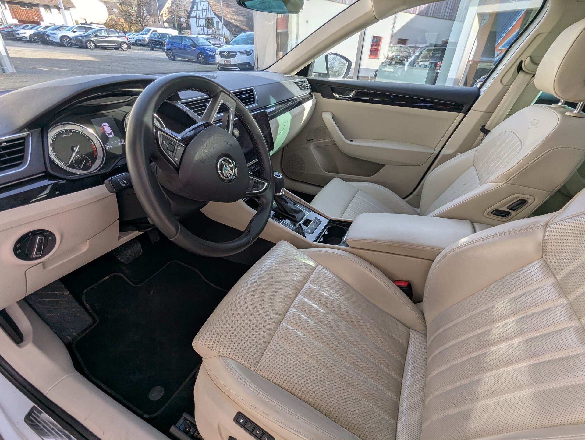 SKODA Superb Combi 2.0 TDi L&K 4x4 DSG-image-14