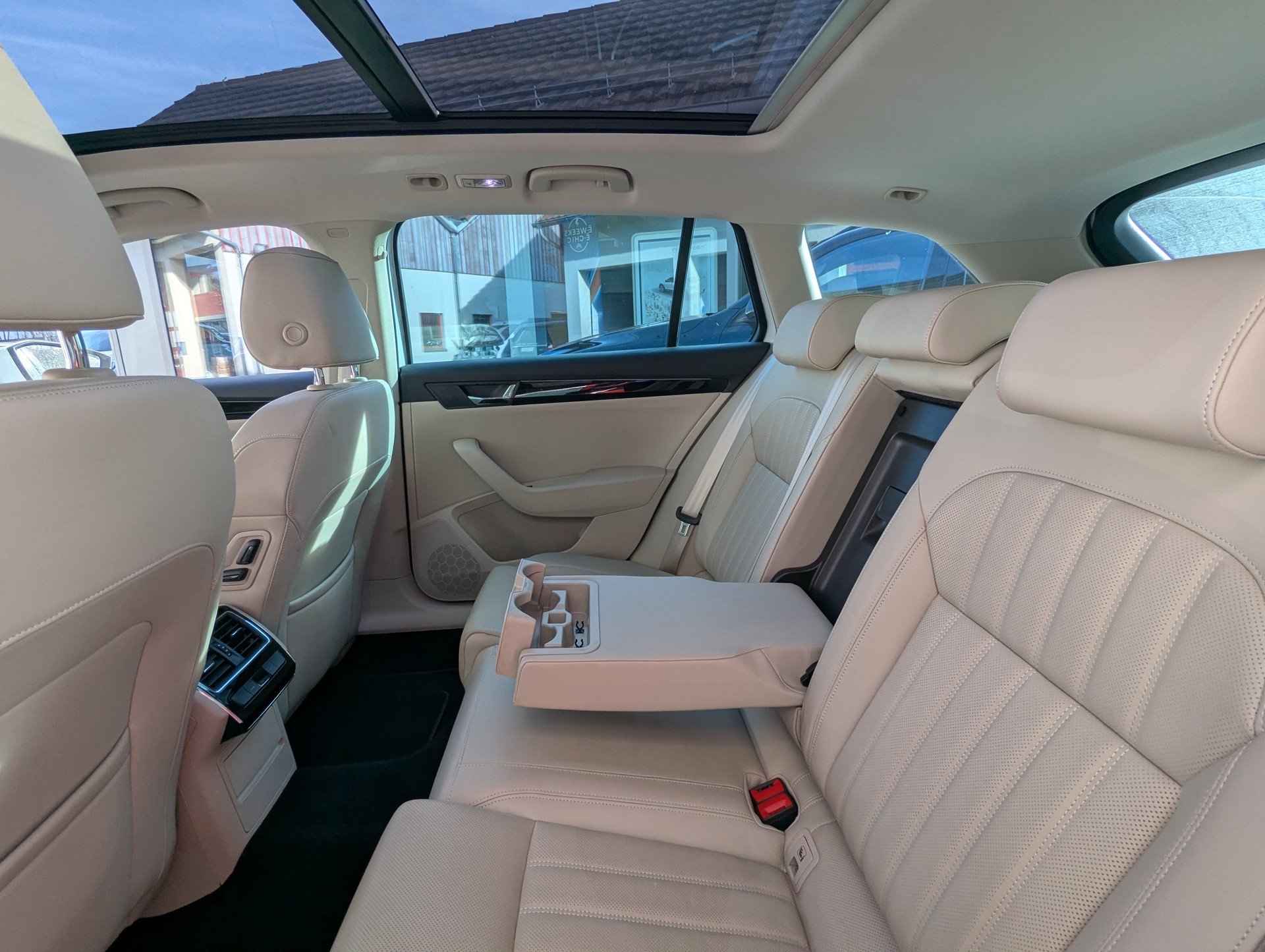 SKODA Superb Combi 2.0 TDi L&K 4x4 DSG-image-10