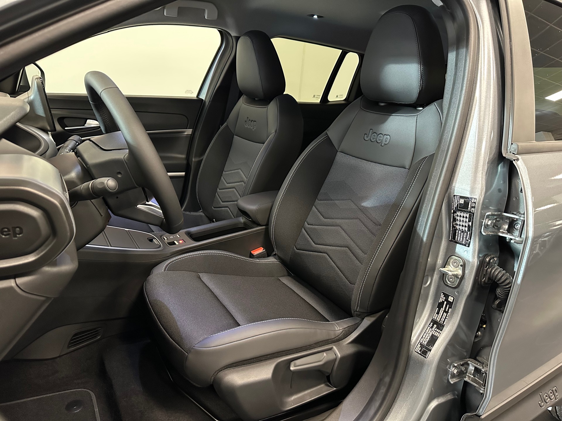 JEEP Avenger 54kWh Swiss Altitude Plus-image-11