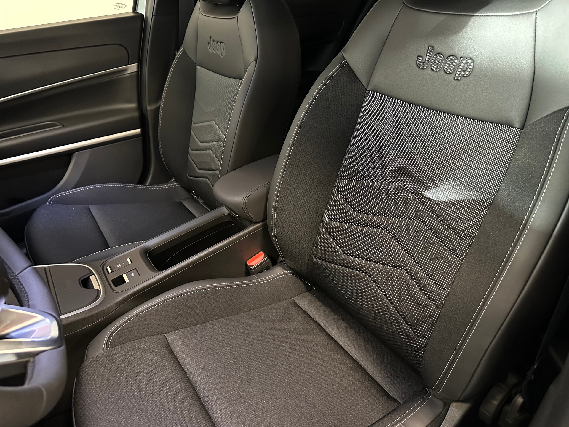 JEEP Avenger 54kWh Swiss Altitude Plus-image-12