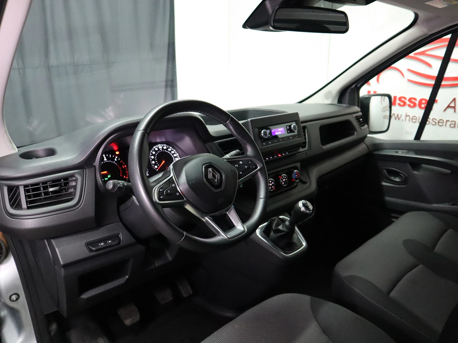 RENAULT Trafic 2.0 Blue dCi 130 Advance L2H1 EN - LED - Sitzheizung - 3 Sitze - Kamera - 130 PS-image-9