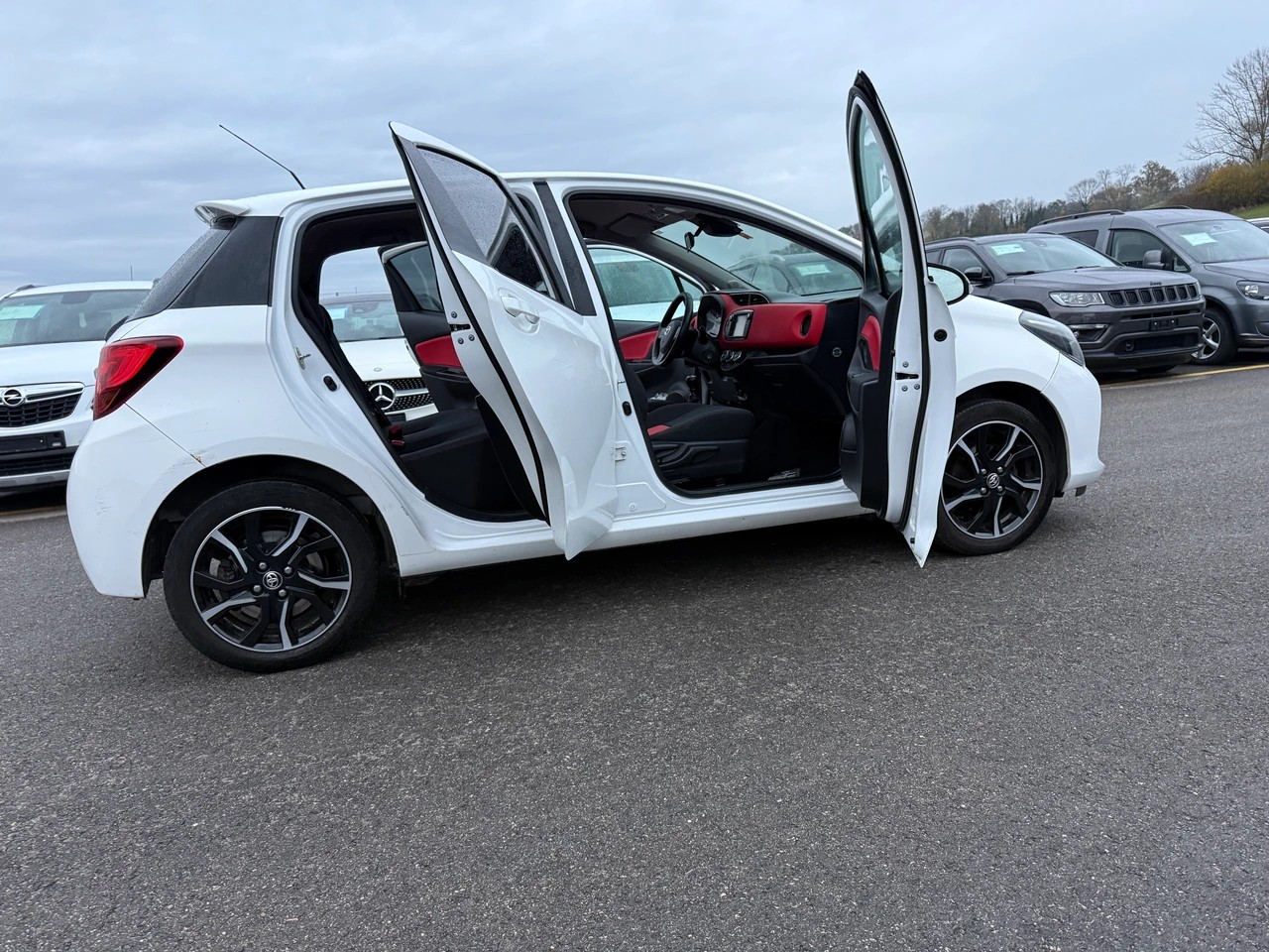 TOYOTA Yaris 1.33 Luna-image-2
