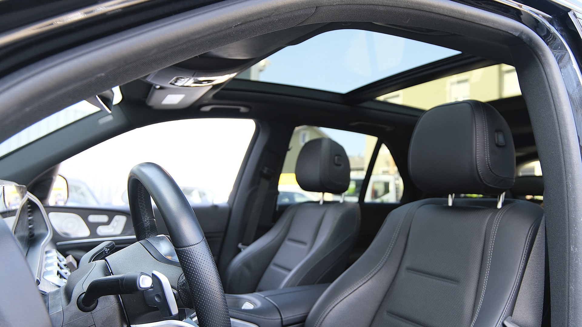 MERCEDES-BENZ GLE 300 d 4Matic AMG Line 9G-Tronic-image-4