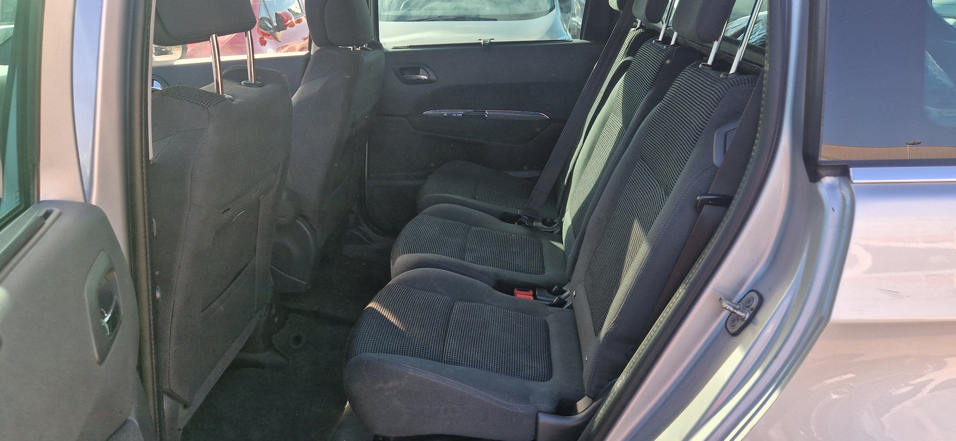 PEUGEOT 5008 2.0 HDI Allure-image-6
