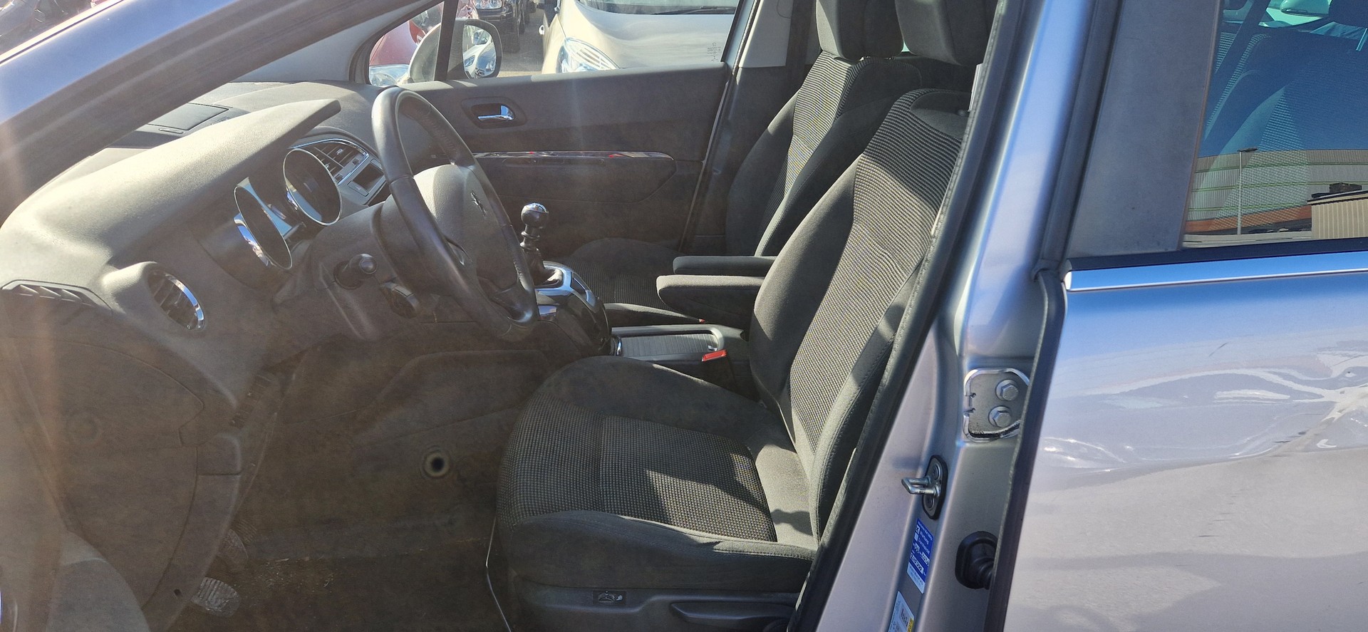 PEUGEOT 5008 2.0 HDI Allure-image-5