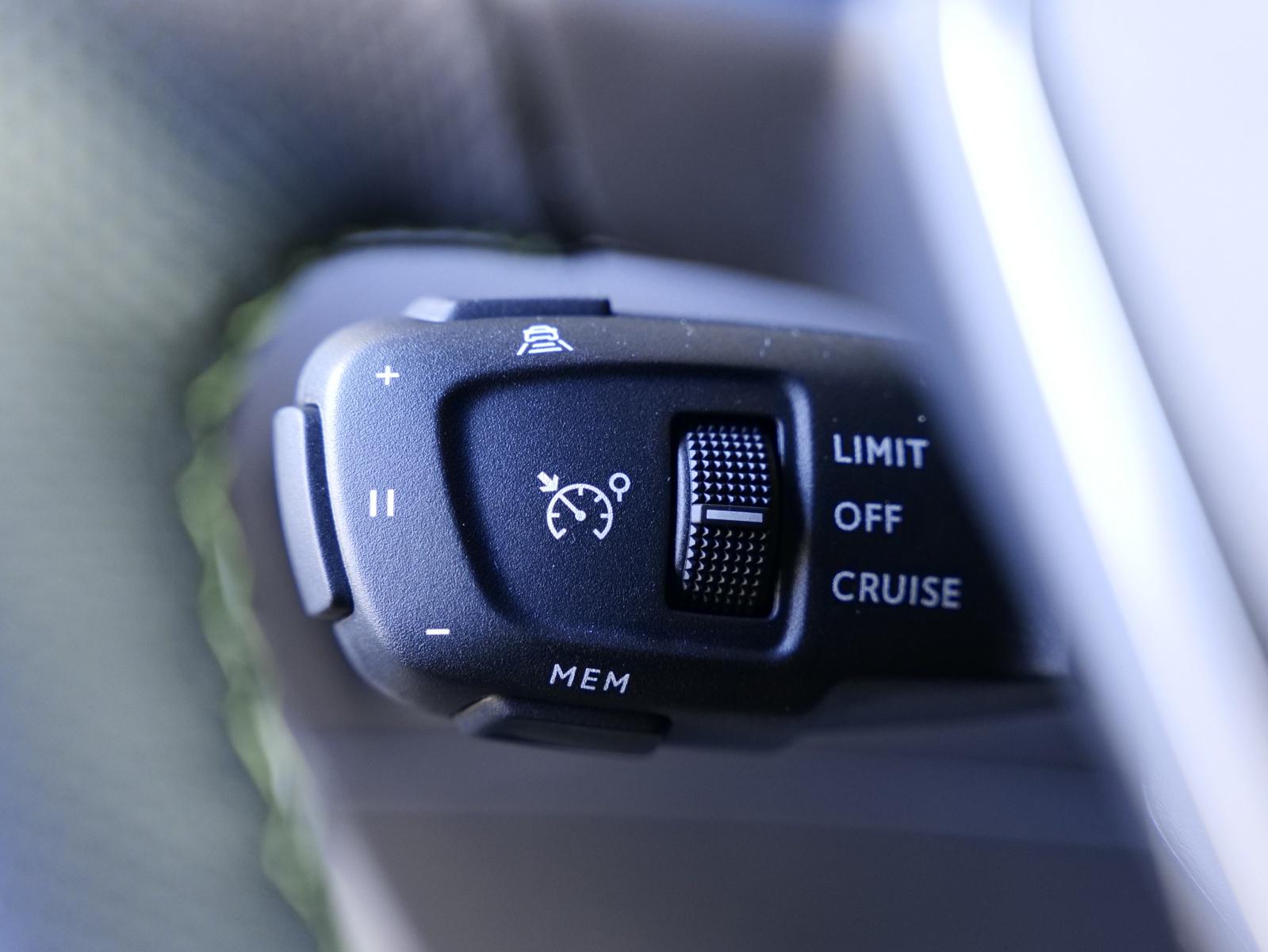PEUGEOT 2008 1.2 Hybrid 145 GT-image-11