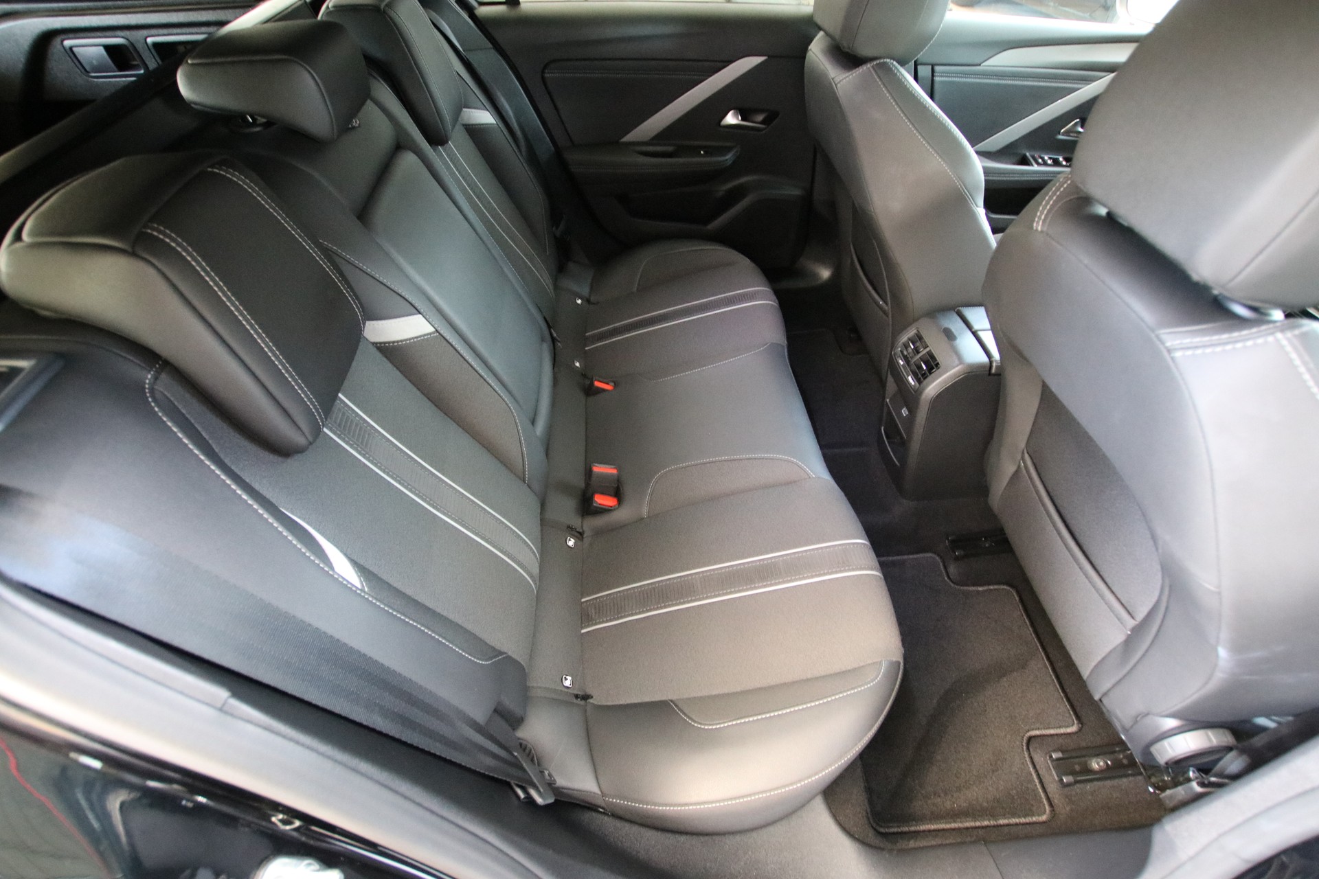 OPEL Astra Sports Tourer 1.2i Turbo GS A-image-14