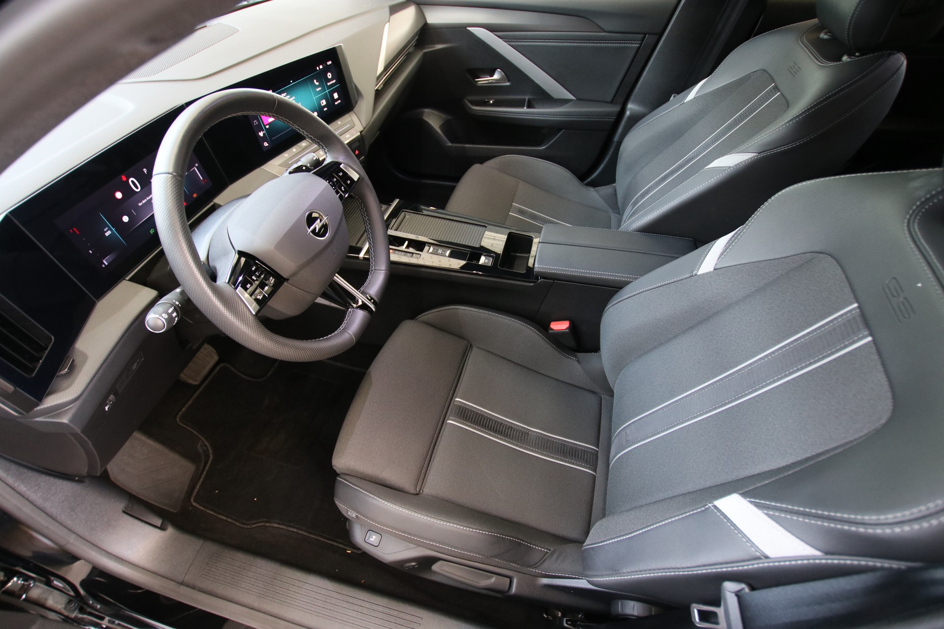 OPEL Astra Sports Tourer 1.2i Turbo GS A-image-11