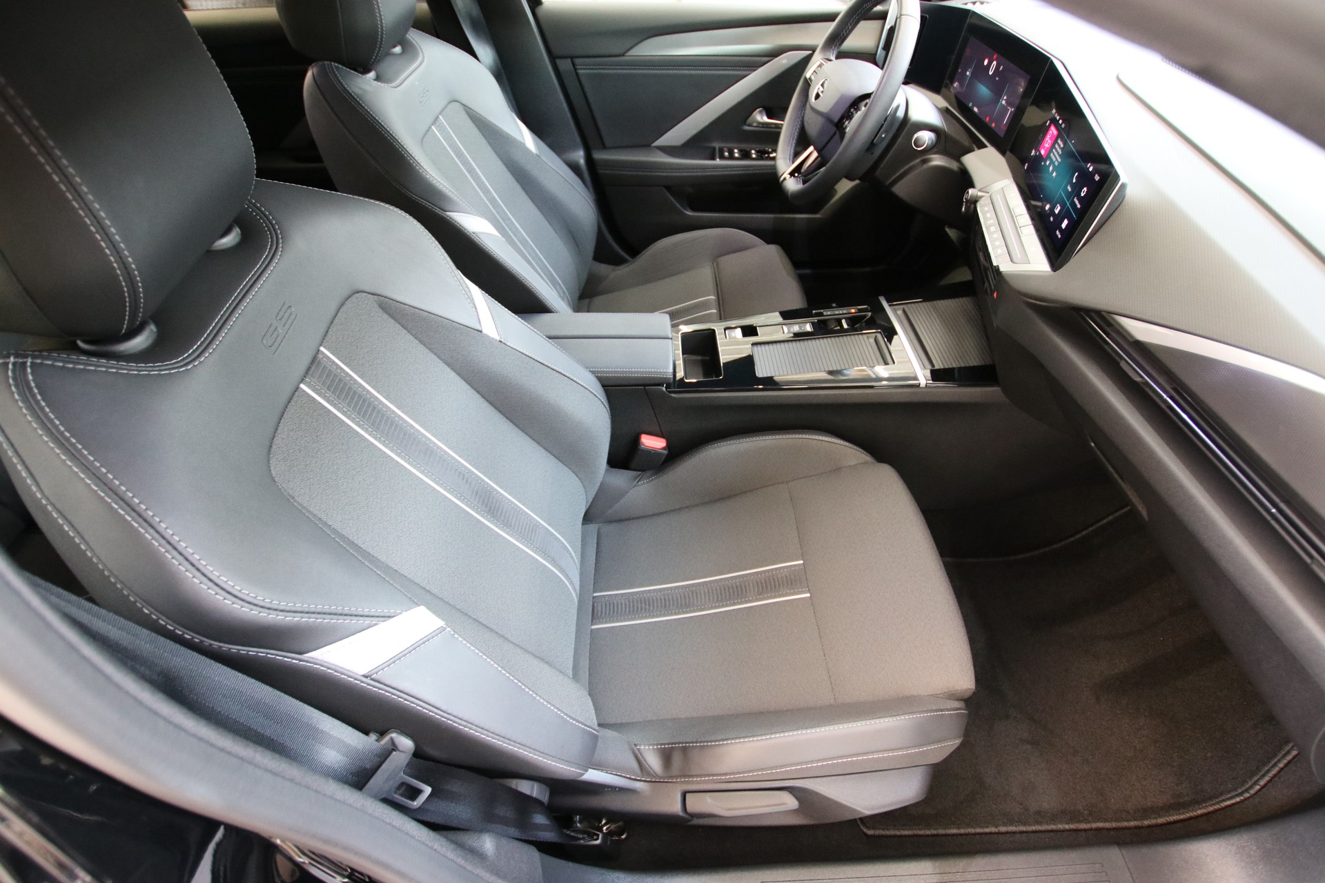 OPEL Astra Sports Tourer 1.2i Turbo GS A-image-12