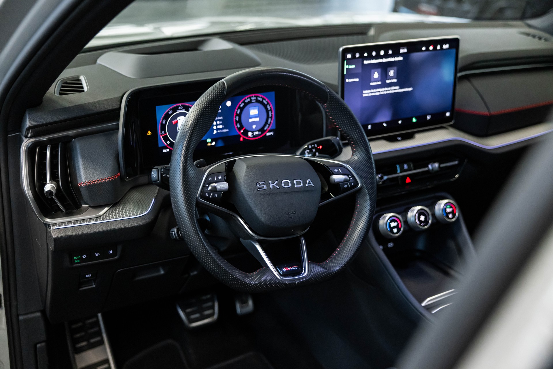 SKODA Kodiaq 2.0 TSI RS / 7Plätzer / Panorama / Canton-image-11